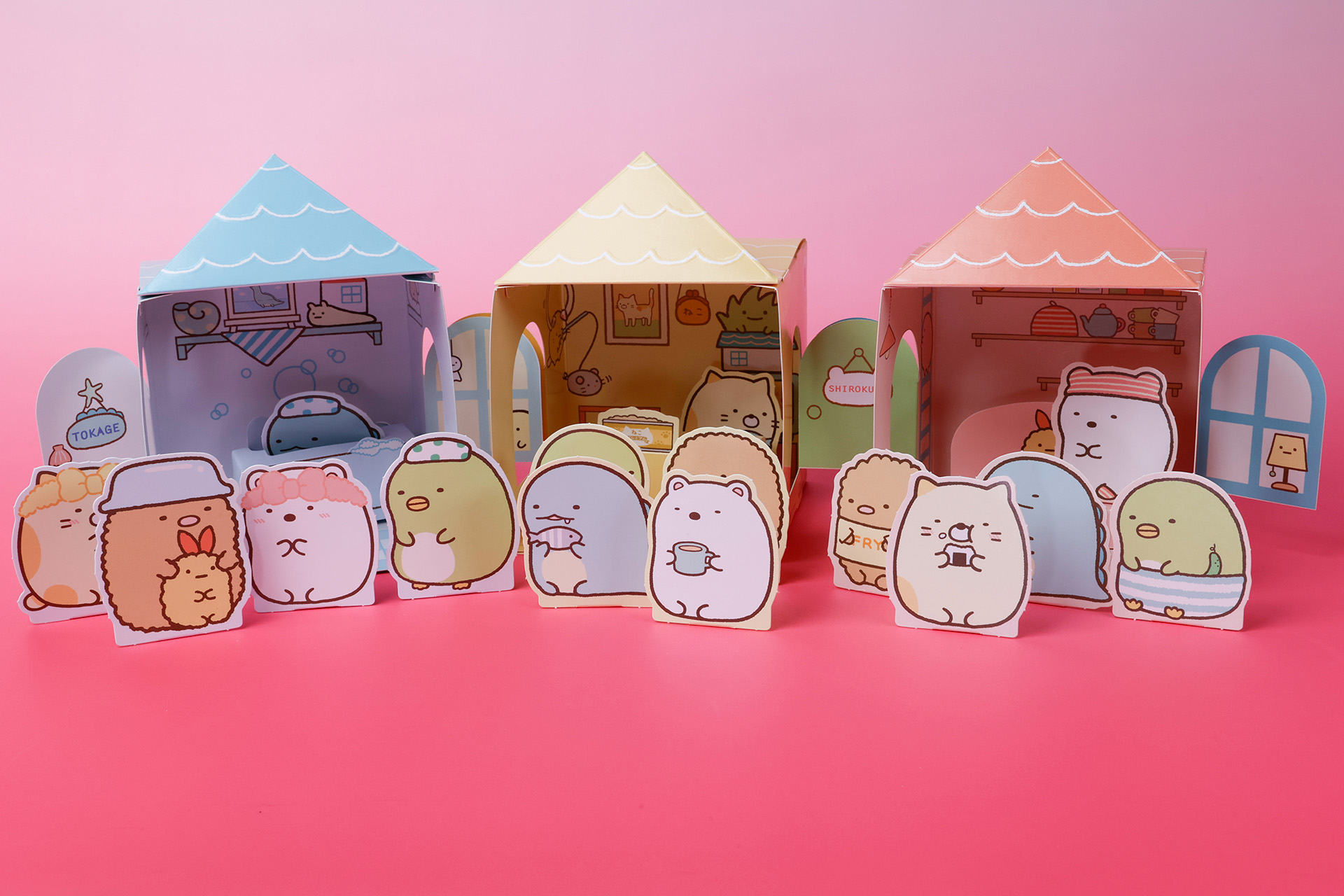 こちらが第2弾（1月20日～1月26日）のハッピーセット「すみっコぐらし」に登場するおもちゃ。写真左から「しろくまのおうち」、「ねこのおうち」、「とかげのおうち」