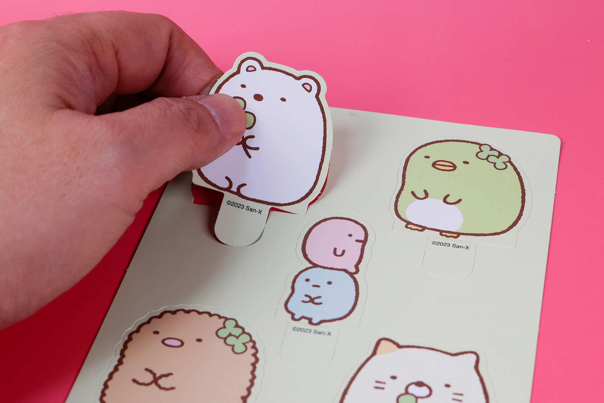 まずは、キャラクターカードをシートから切り離していこう