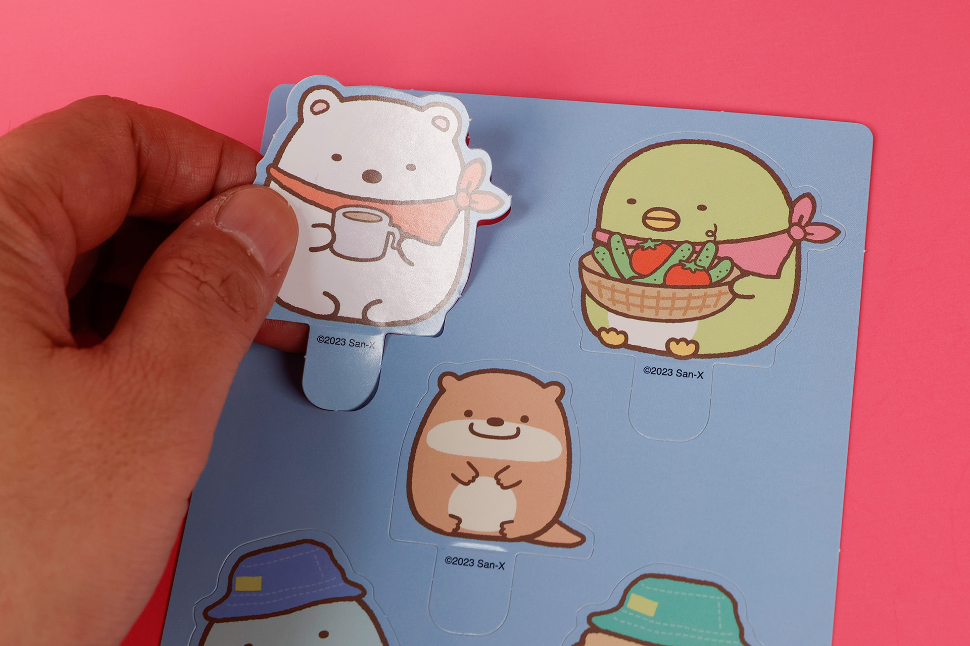 しろくまなどのキャラクターカードを切り離していこう