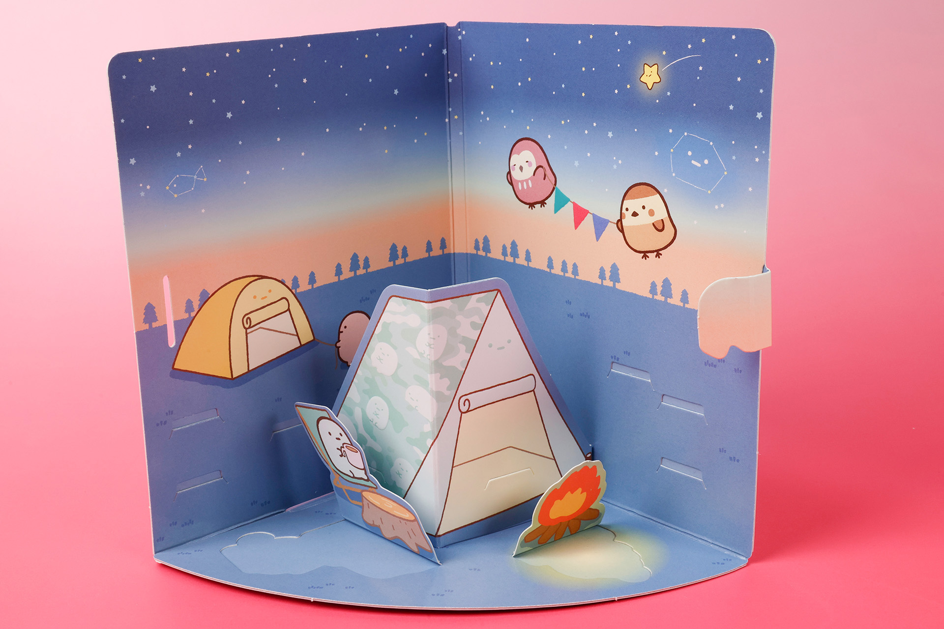 おもちゃを広げると、夜のキャンプ場が出現！