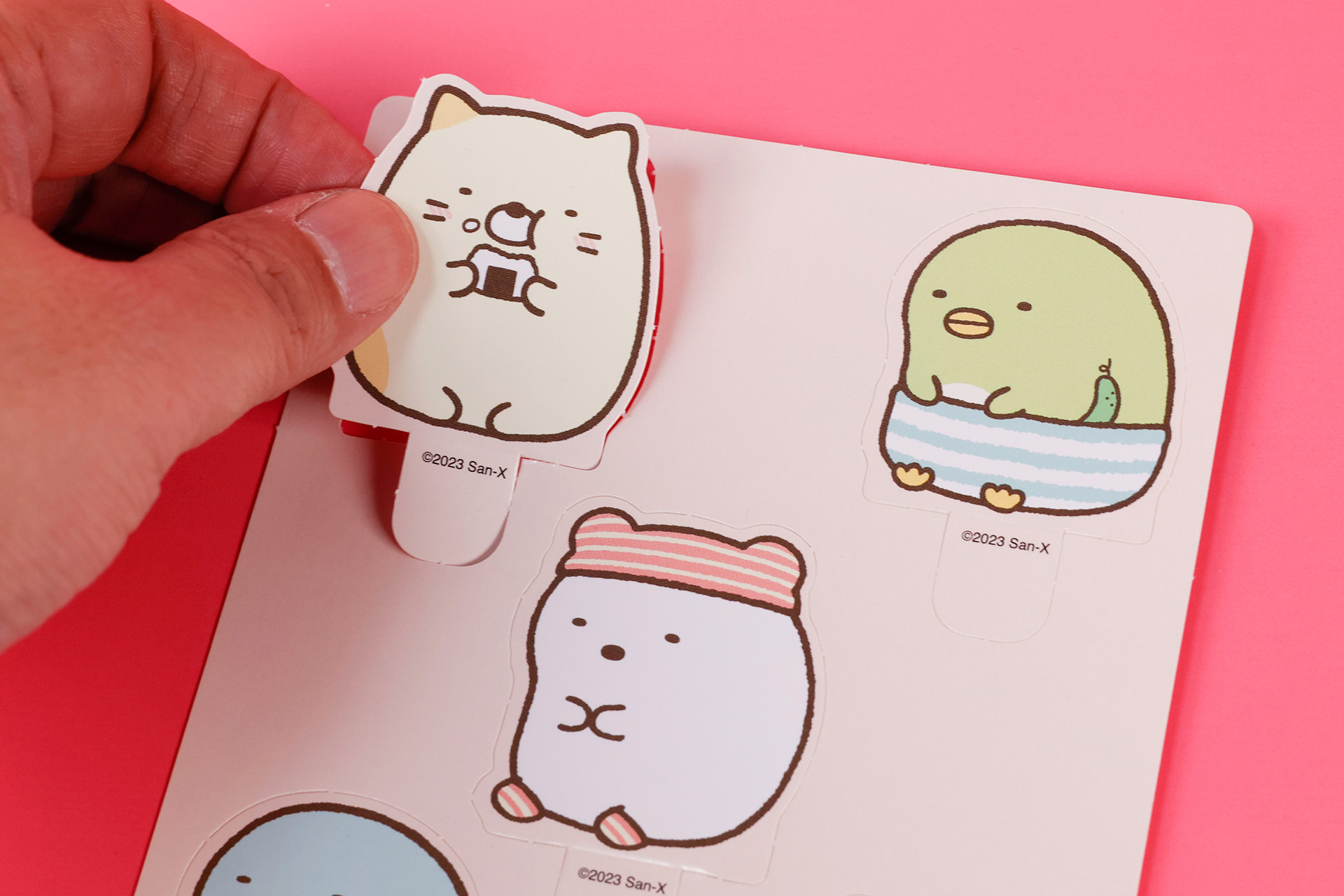 あらかじめキャラクターカードをシートから切り離しておこう