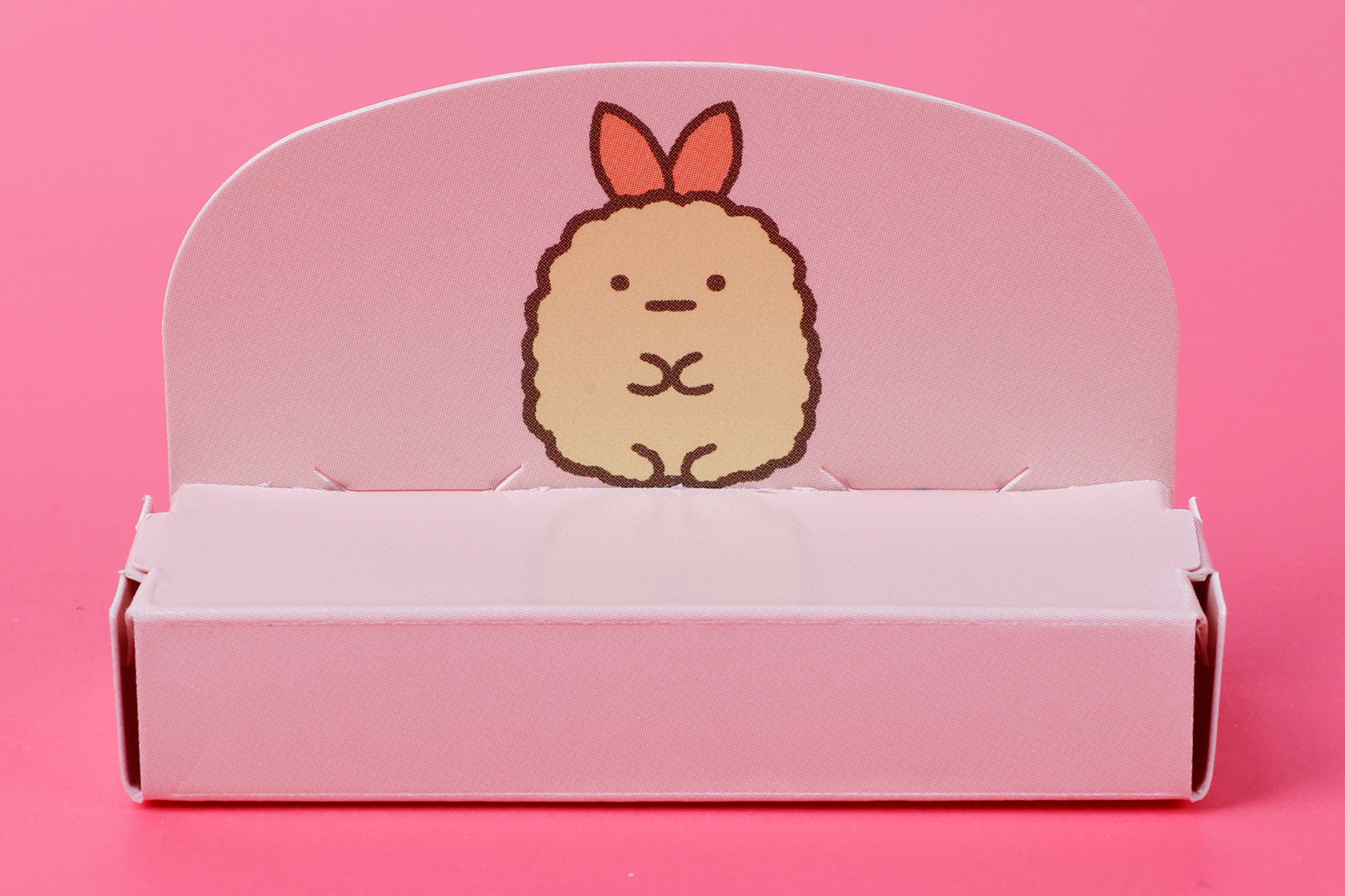 ソファを組み立てたところ。「えびふらい」の絵が描かれている