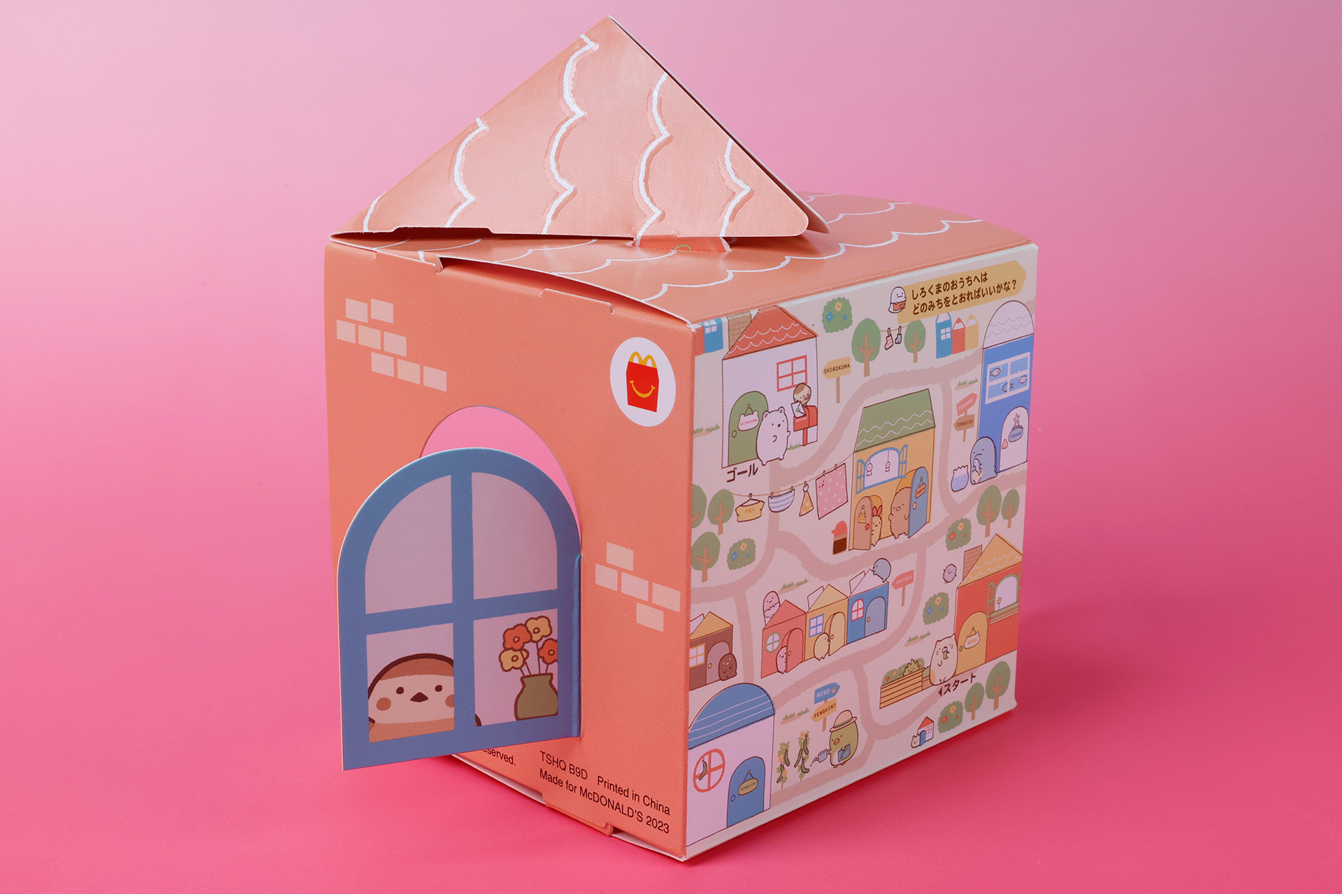 窓の裏側にもキャラクターが描かれている