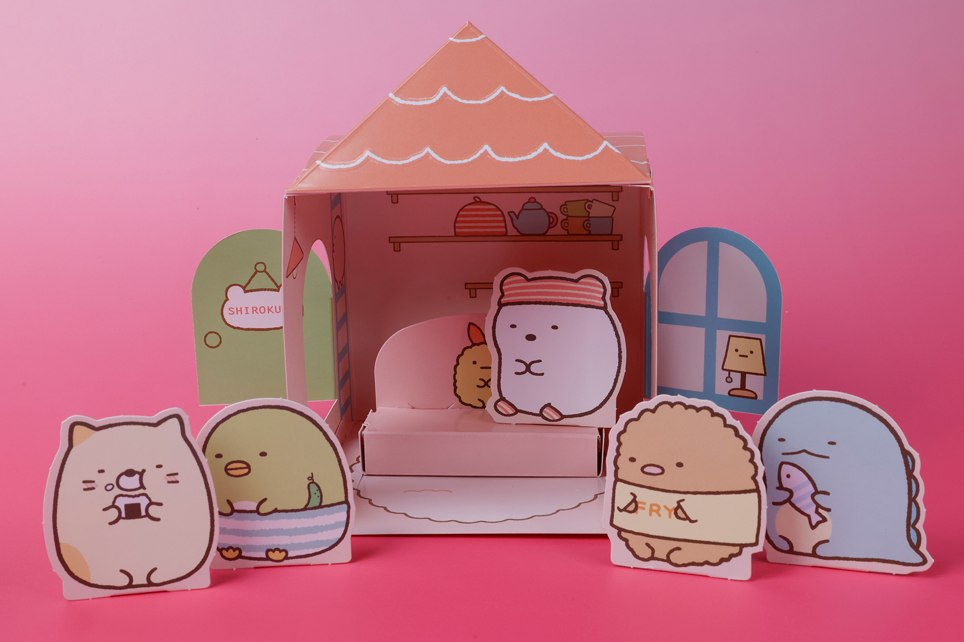 「しろくまのおうち」と一緒にキャラクターカードを並べたところ