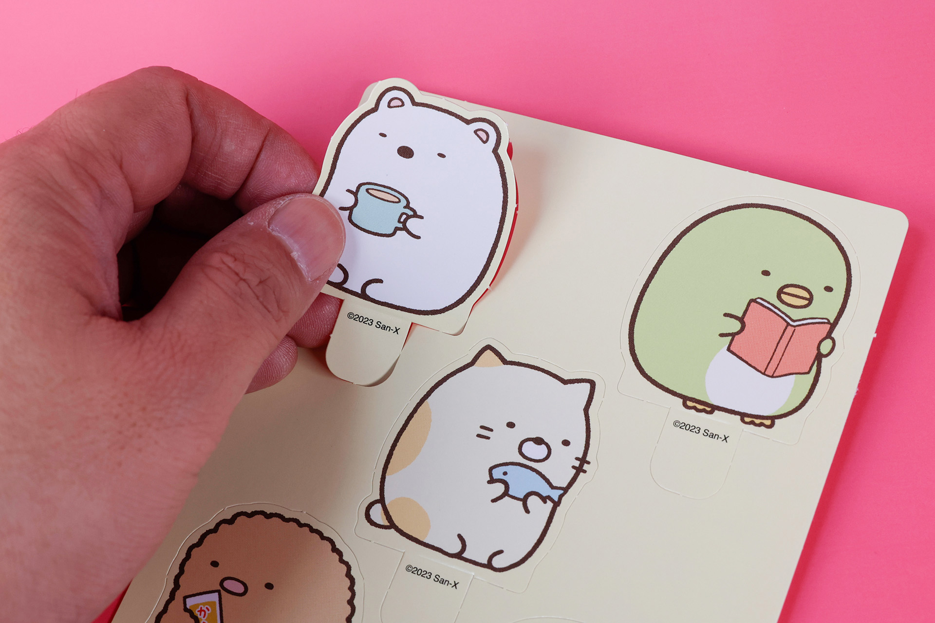 「ねこのおうち」に付属しているシートから、キャラクターカードを切り離そう