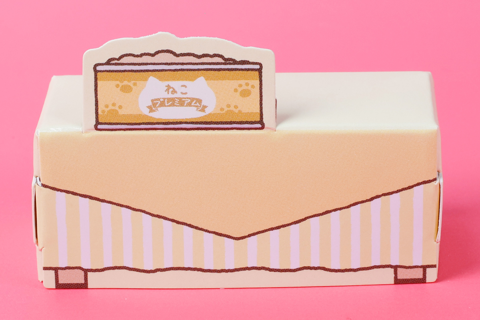 付属しているテーブルを組み立てたところ。お店のカウンターのようにも見える