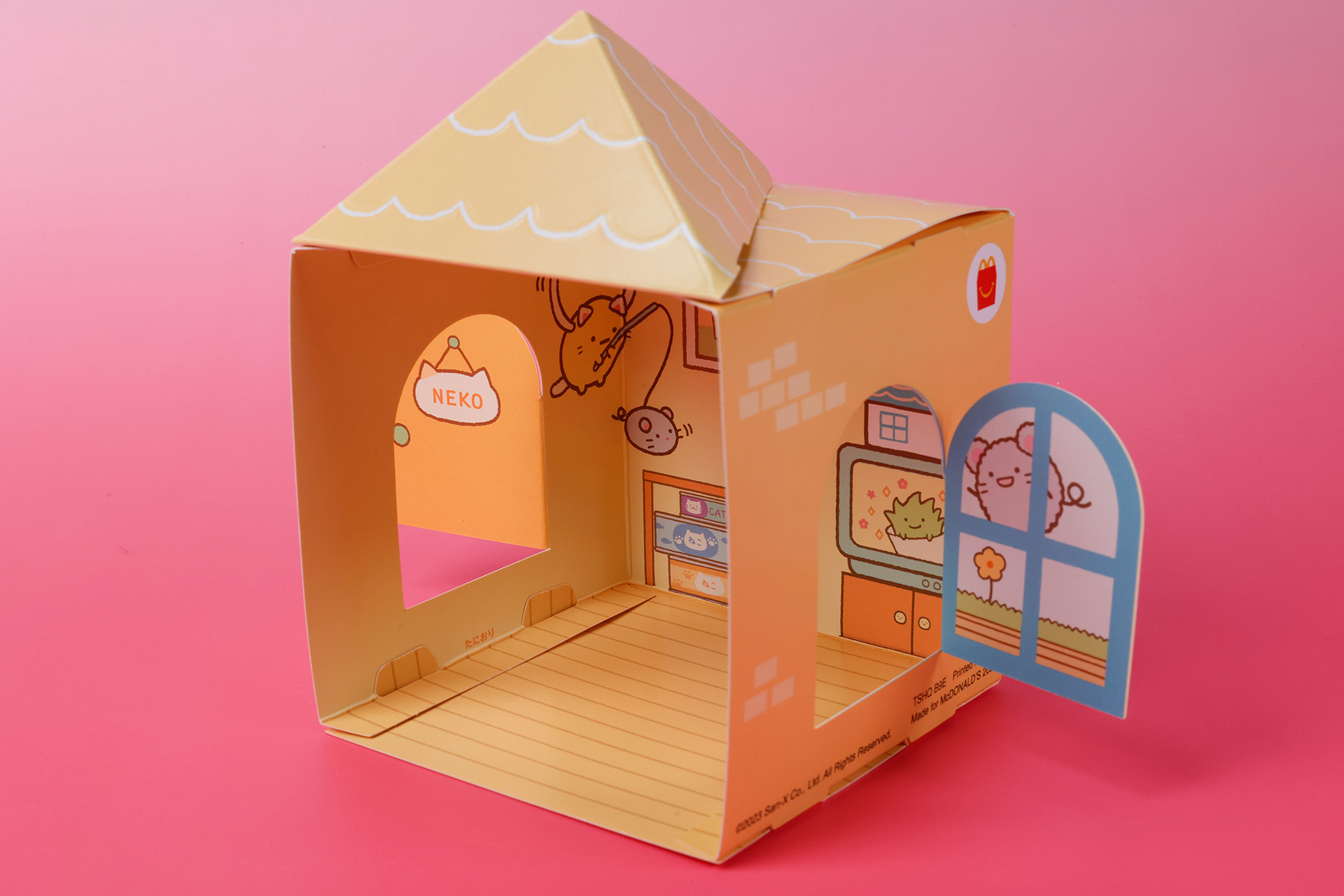 窓には「NEKO」の文字やキャラクターが描かれており、賑やかな雰囲気だ