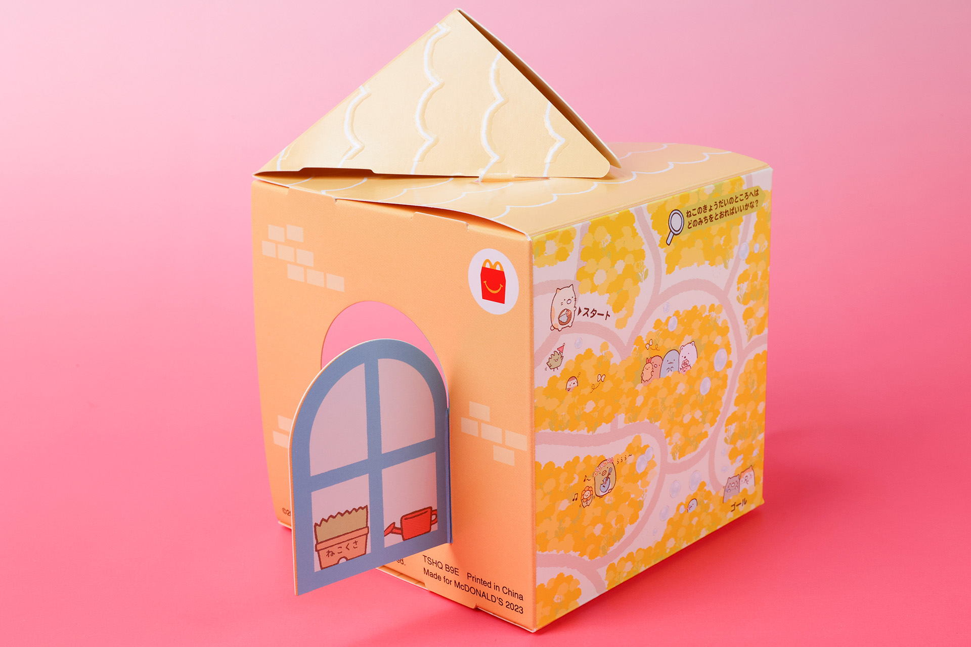 窓の裏側は、比較的おとなしい印象のイラストになっている