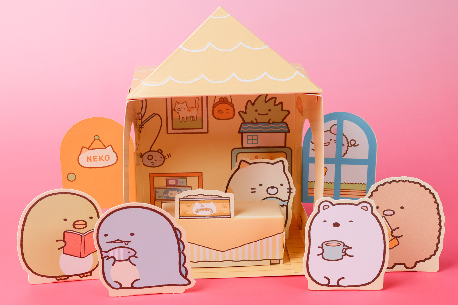 「ねこのおうち」と一緒にキャラクターカードを並べたところ