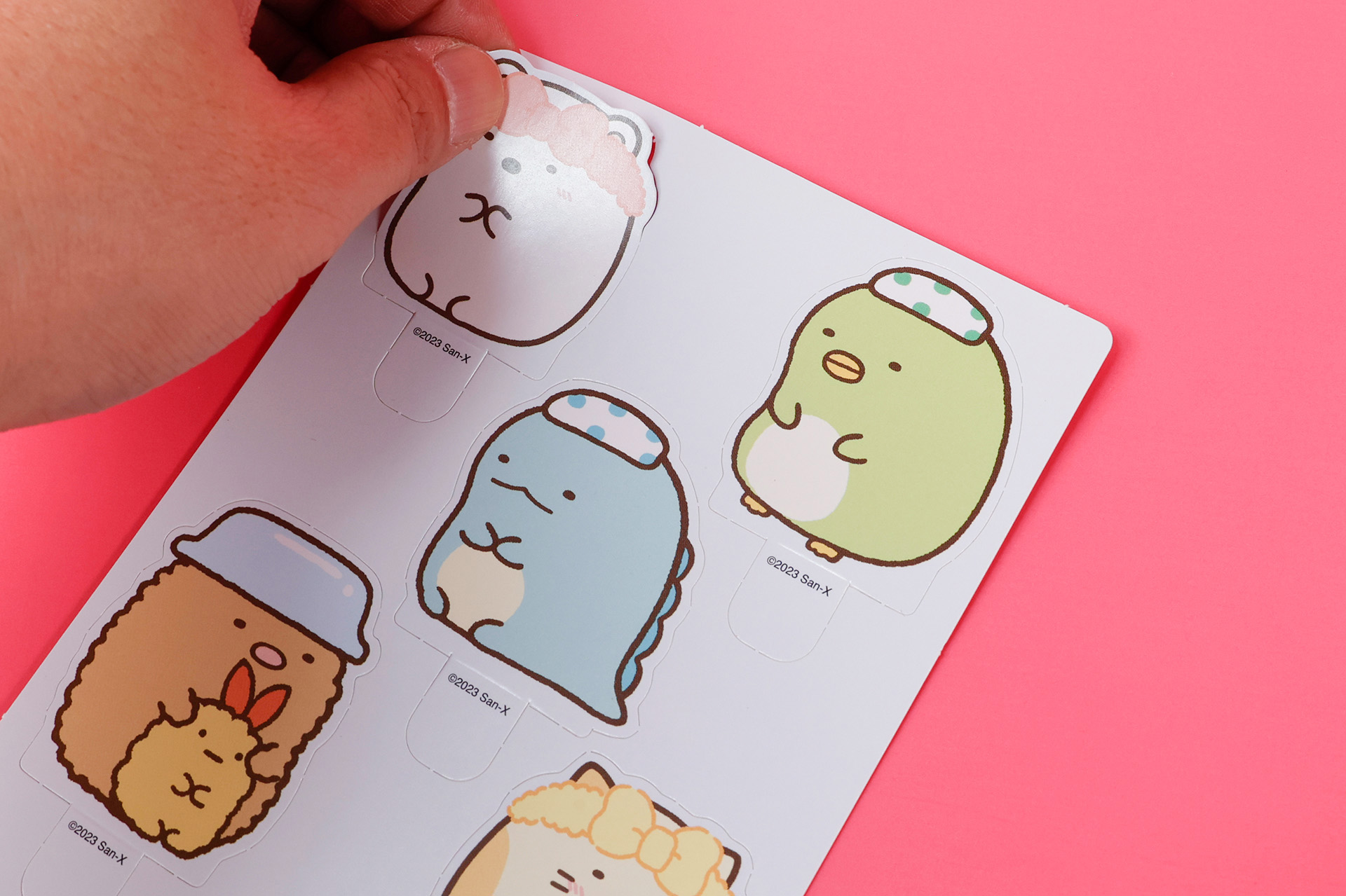 まずは、付属しているキャラクターカードを切り離していこう