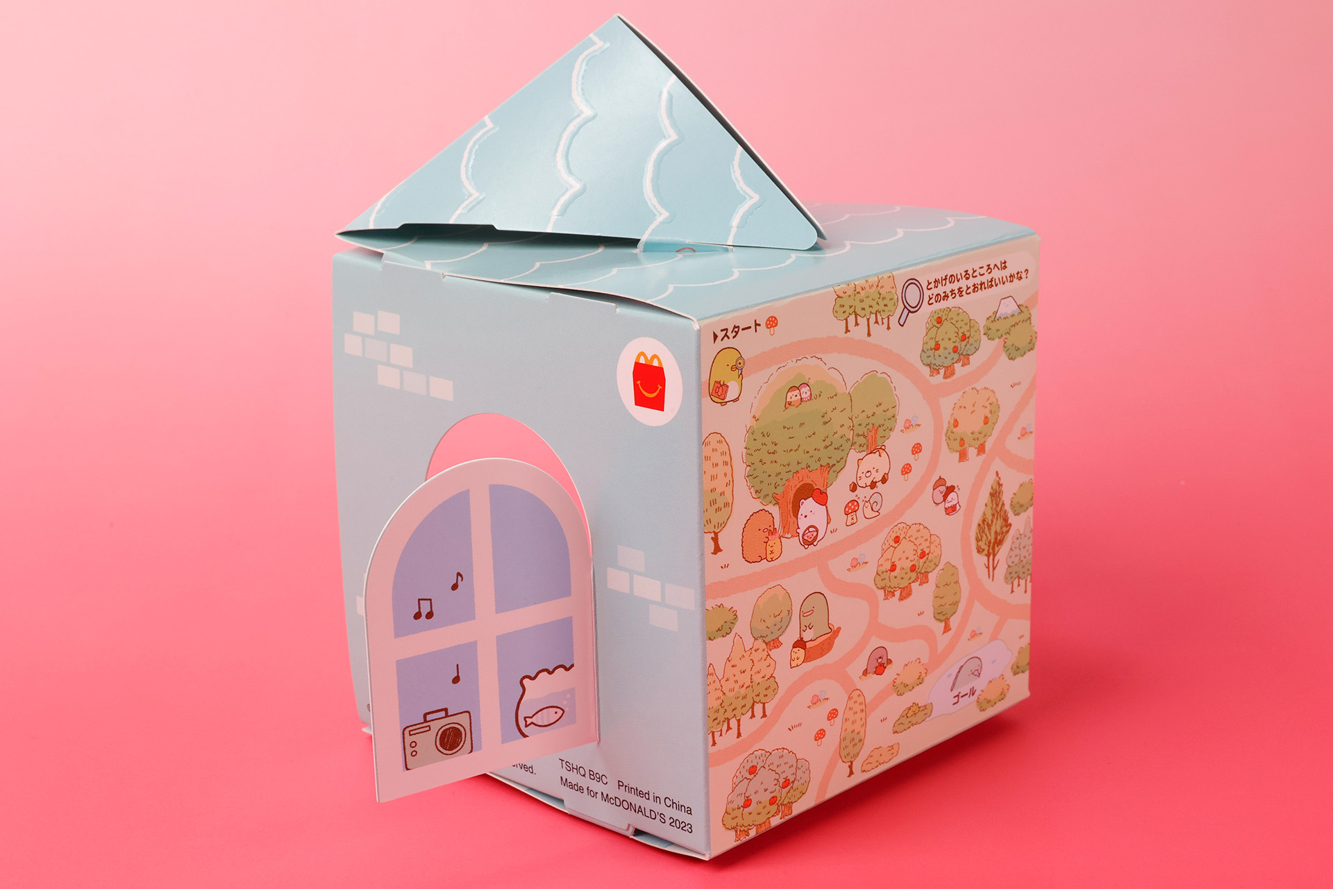 窓からは、ラジオが音楽が流れ水槽が置かれている様子が見える