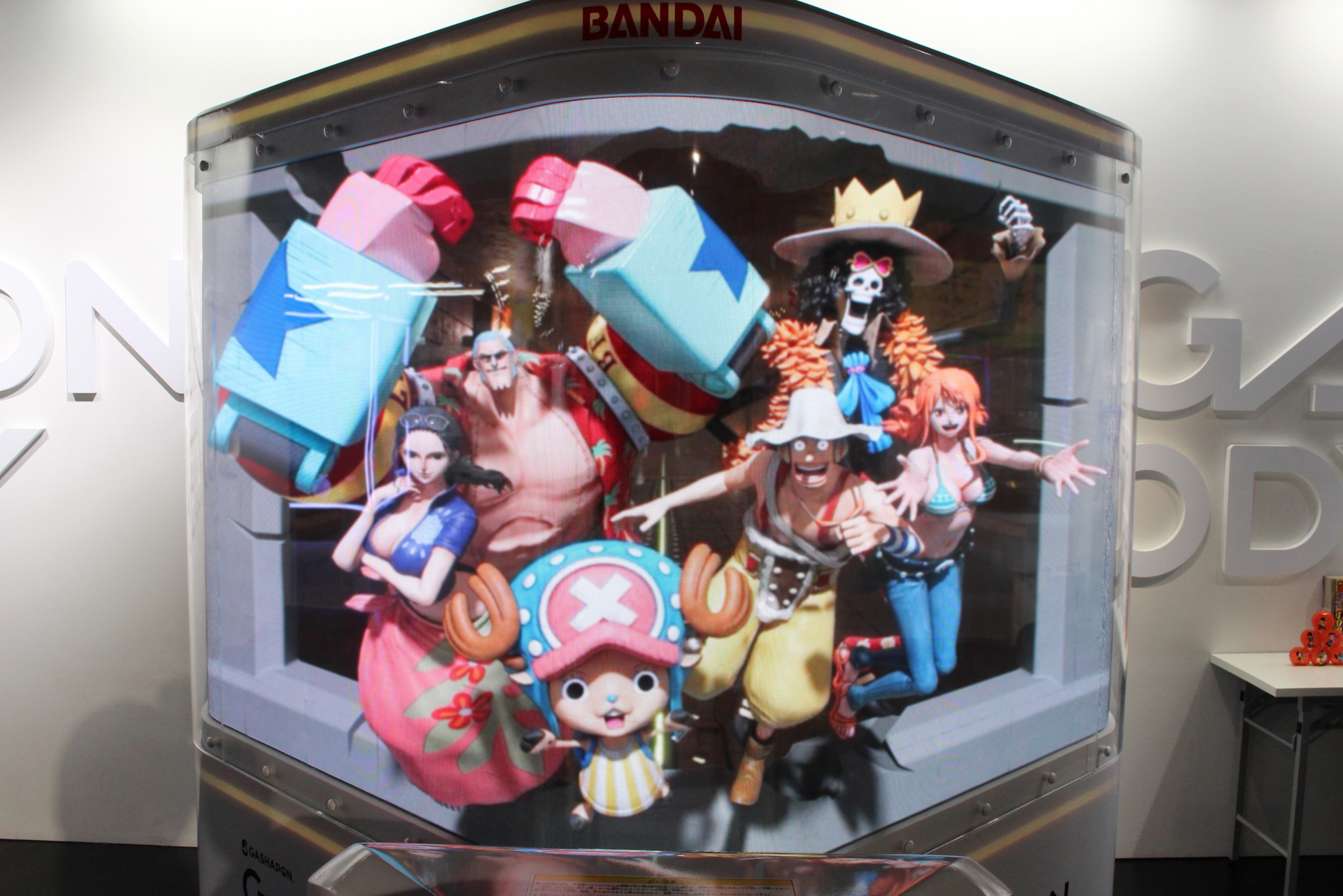 画面から飛び出してくるように麦わらの一味が次々と登場