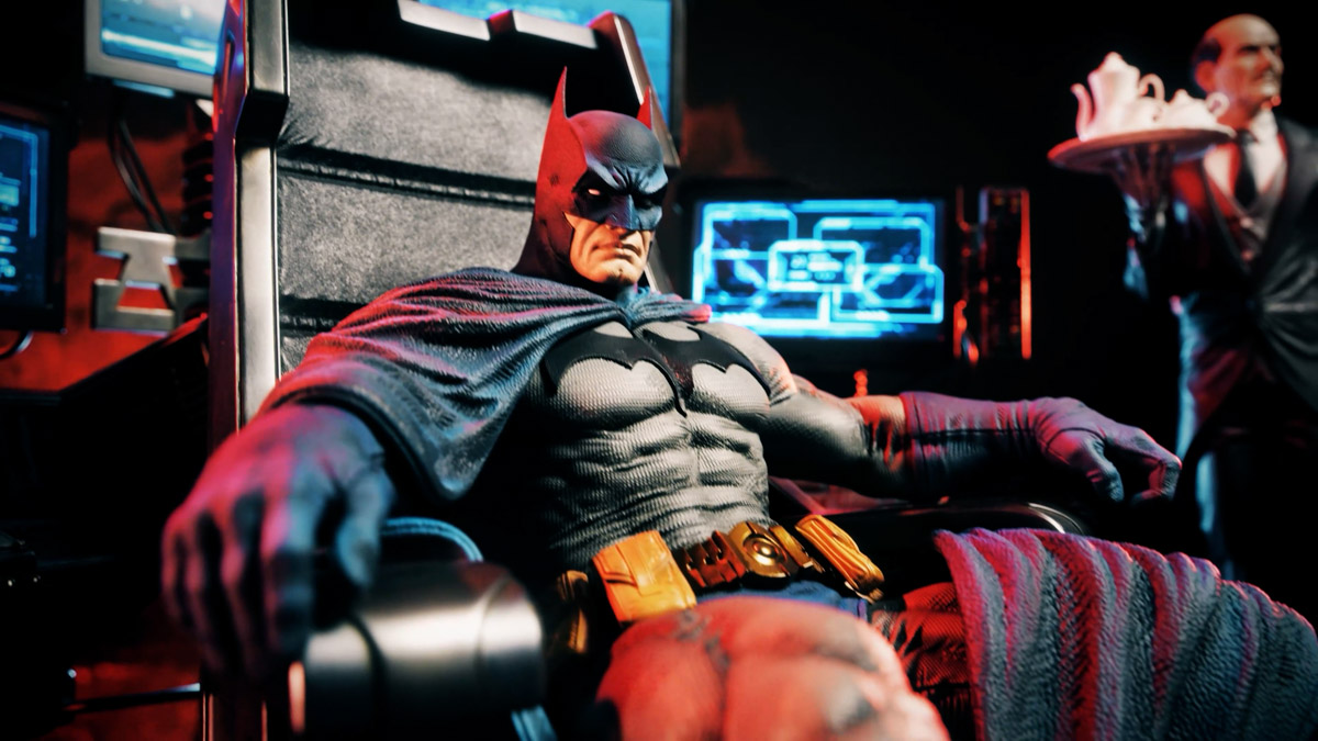 バットケイブの玉座に座るバットマンと傍らに控えるアルフレッド。2022年11月公開の「NEXT LEVEL SHOWCASE Part 1」、そして東京コミコン2022の会場でも話題になった「バットマンタクティカルスローン」も