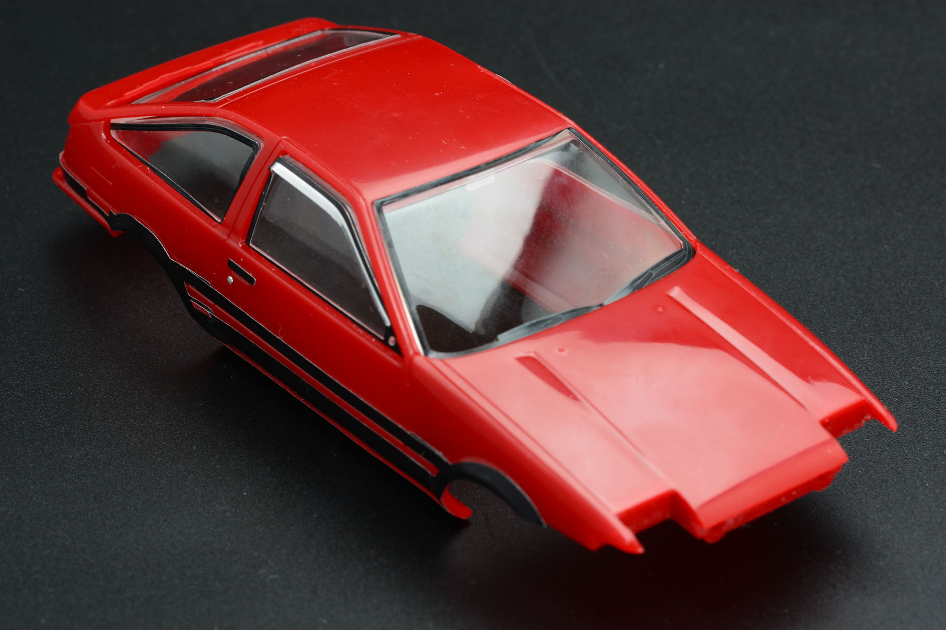 ボディにはめ込む。シールが効果的に機能している