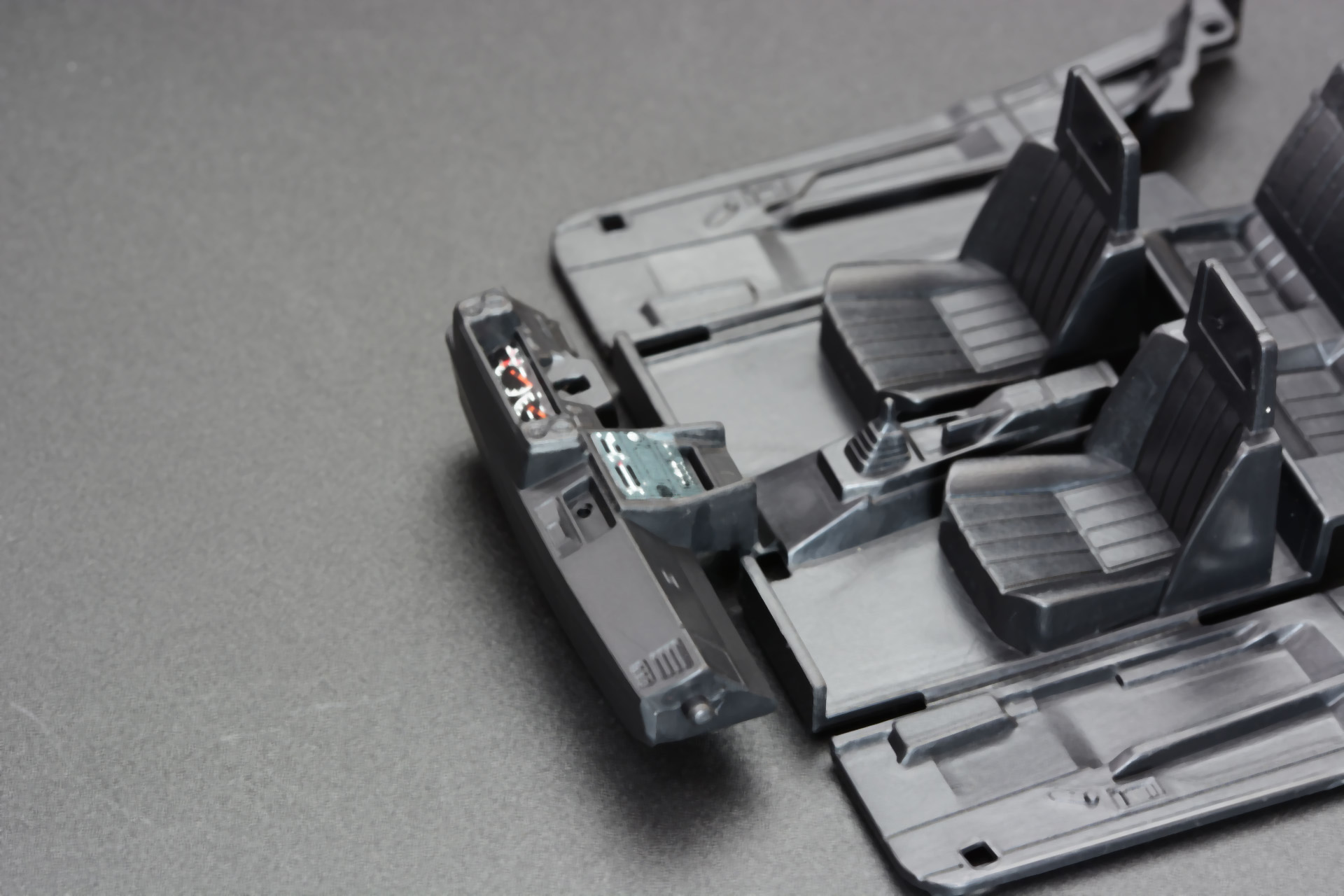 車内を1パーツで再現しているのが「ザ・スナップキット」シリーズの特徴だ。インジケーターはシールで表現しているので、メーターもきちんと再現している