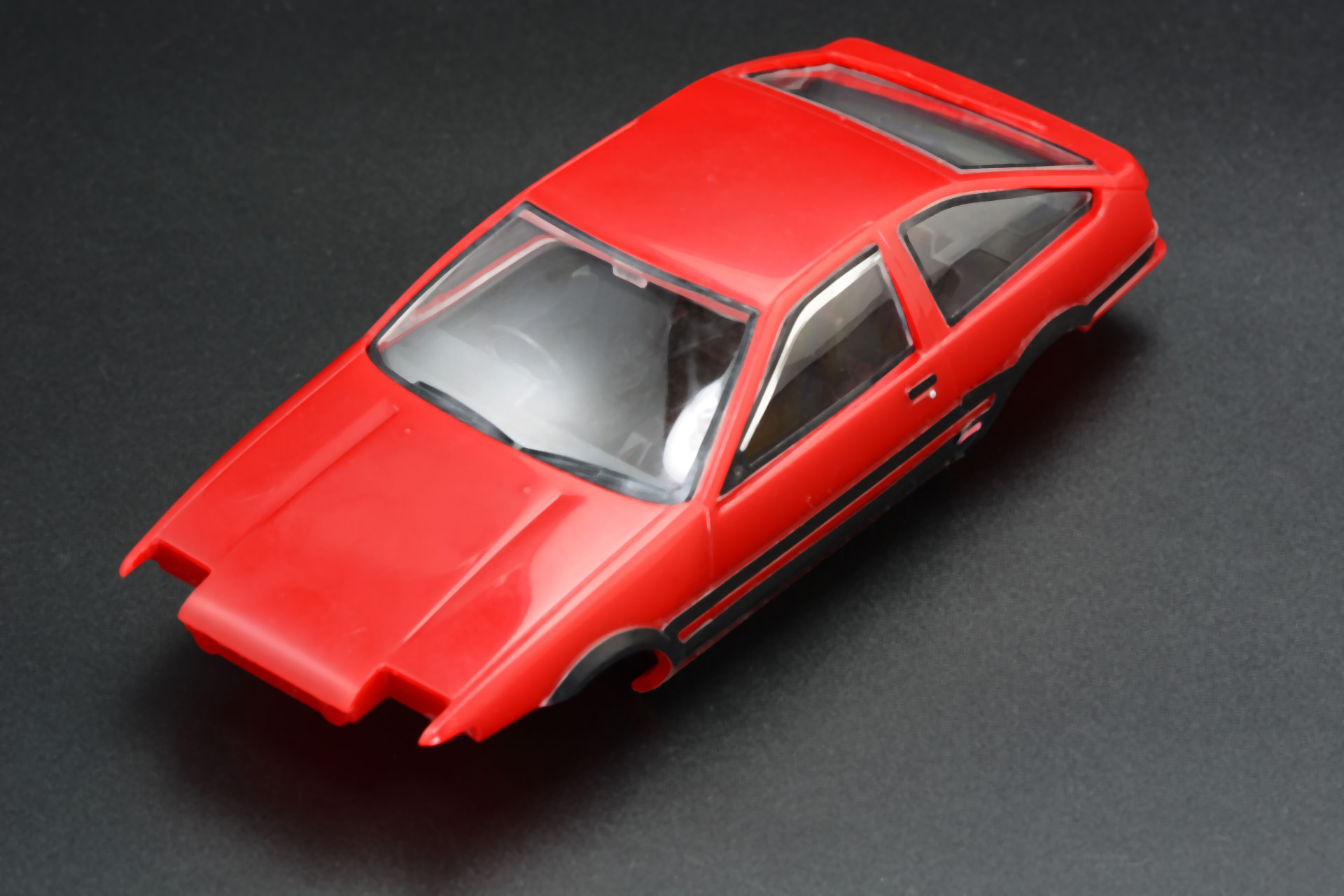 ボディに組み込む。ガラスから車内をのぞき込める