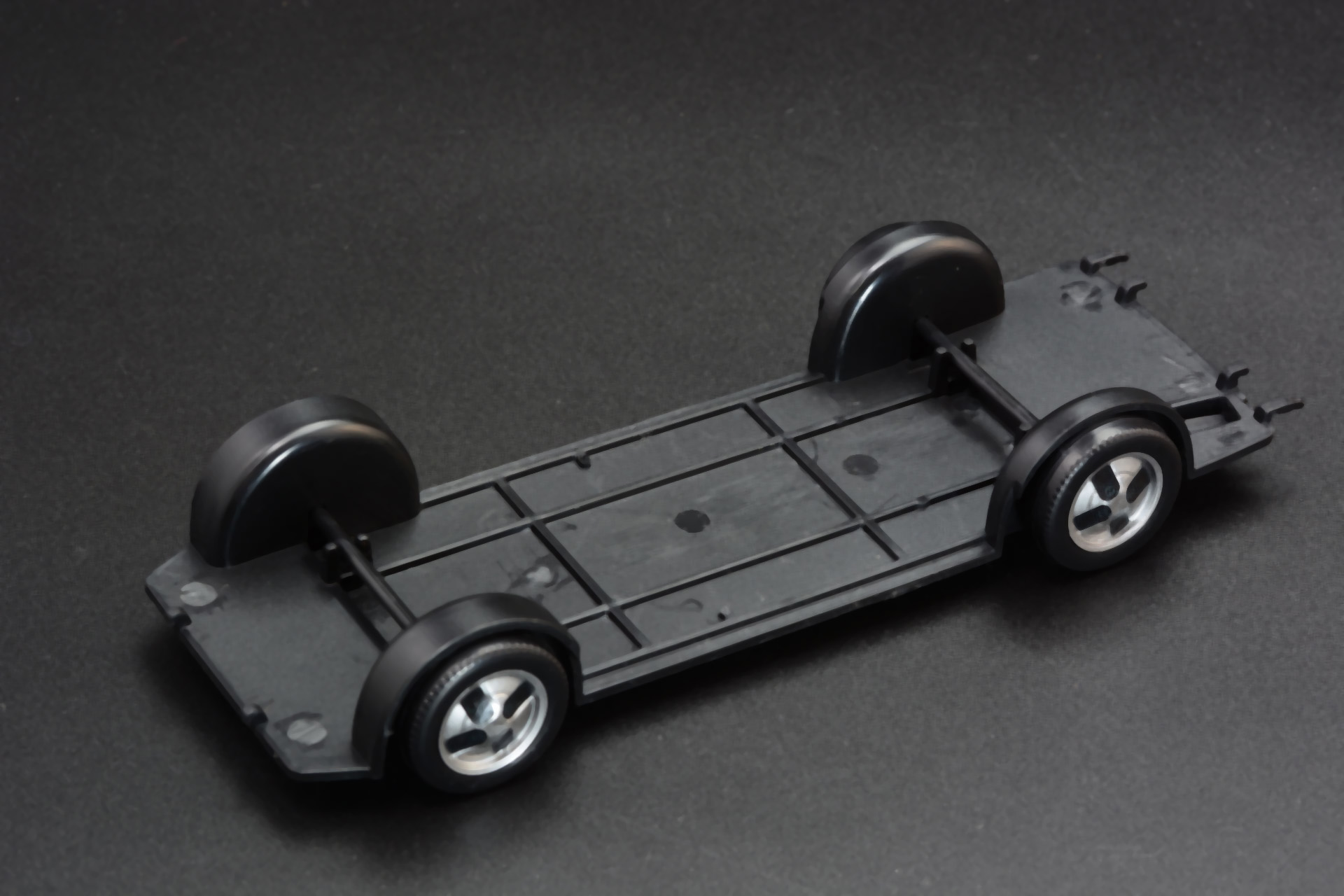 シャーシの構造は非常に割り切ったシンプルなものだ