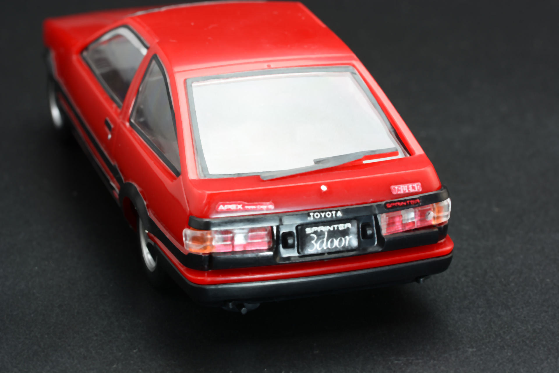 リアバンパーとテールランプ。クリアパーツとシールでシャープな仕上がりだ