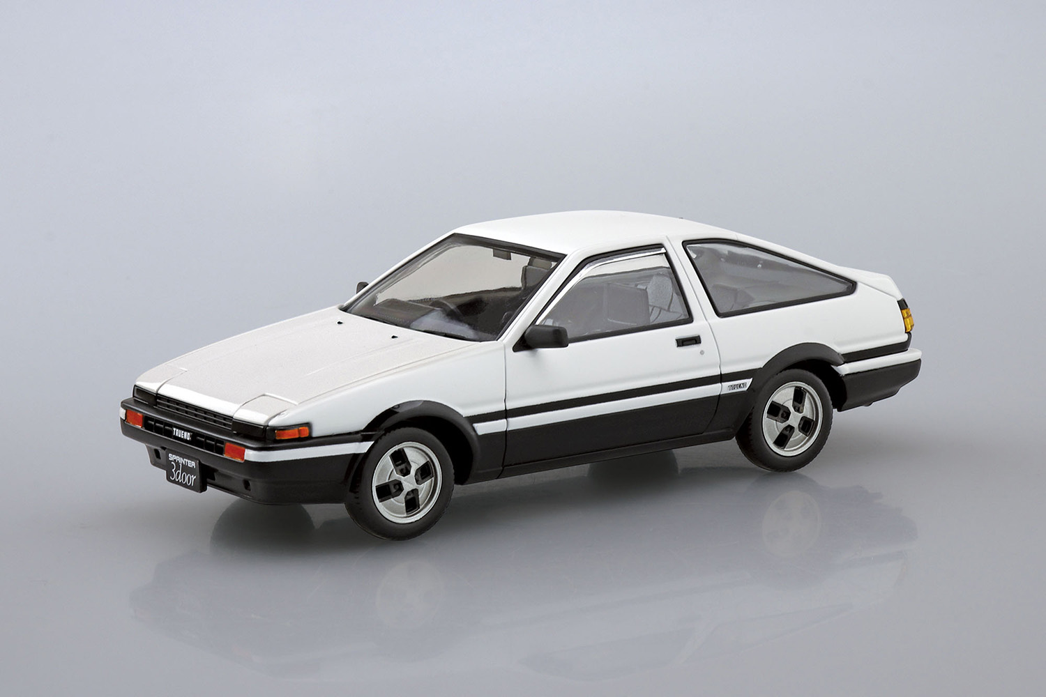 こちらは同時発売の「ハイテックツートン」。「頭文字D」のハチロクのベースとなるカラーリングだ