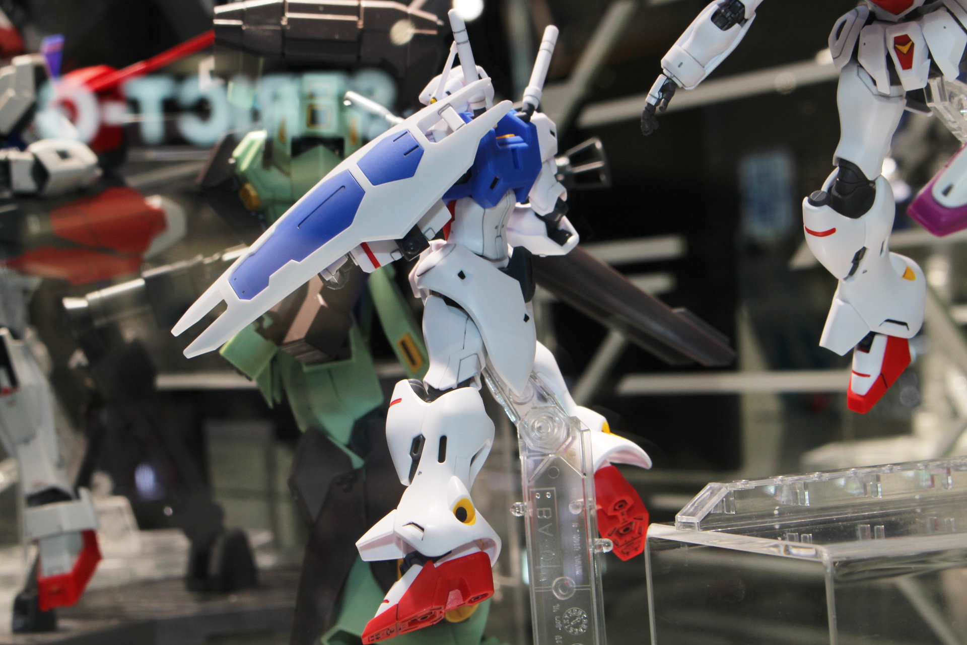 リアアーマーも個性的な形をしている