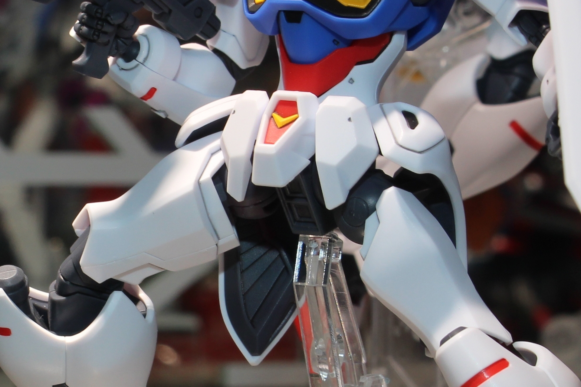 リアアーマーの裏に見えるバーニアフィンのディテール