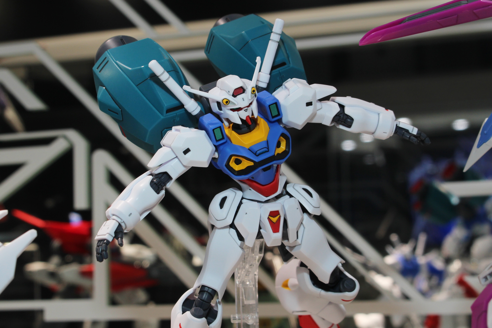 こちらはブースター・ポッドを装備した機体