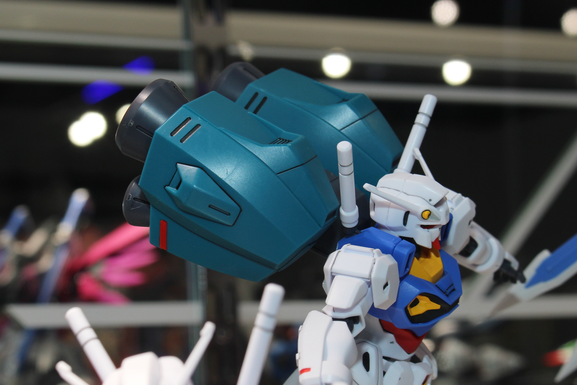 機体に対して非常に大きなブースターだ