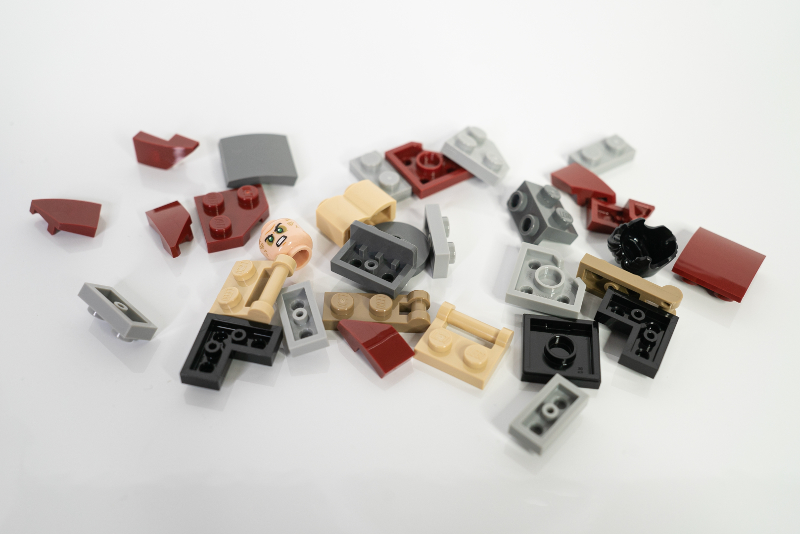 1×1の2プレートの高さを持つブロック。スタッドにも穴が空いているので使い勝手が良い