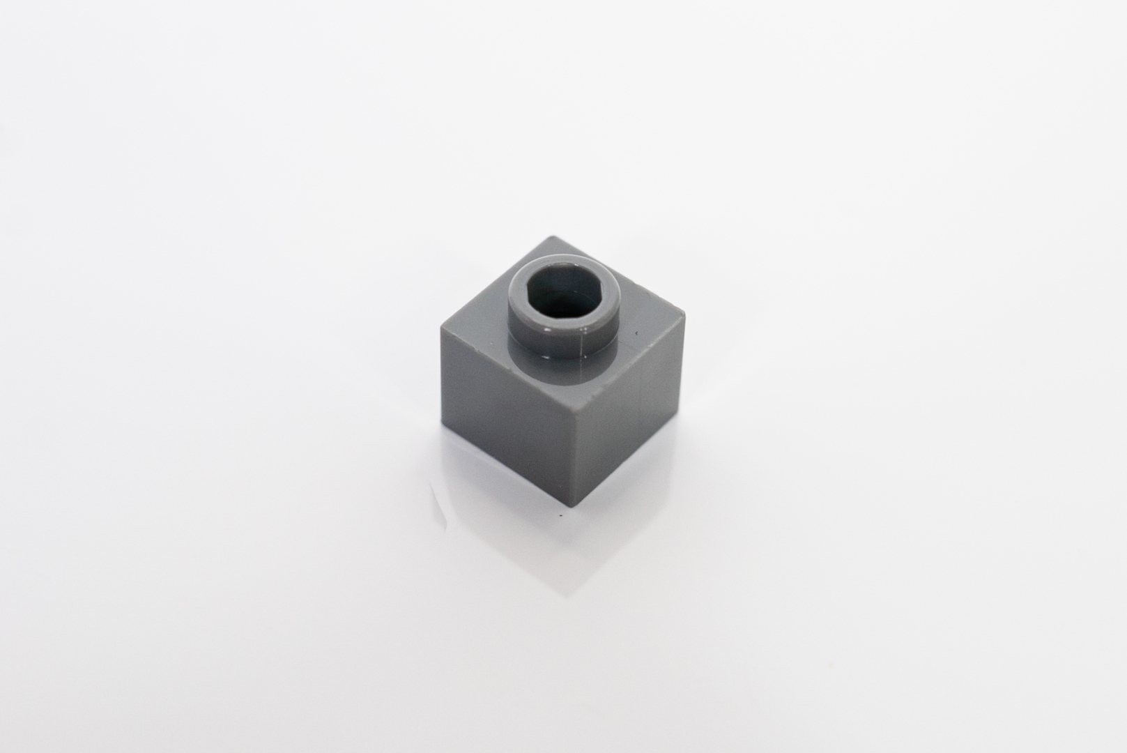 1×1の2プレートの高さを持つブロック。スタッドにも穴が空いているので使い勝手が良い