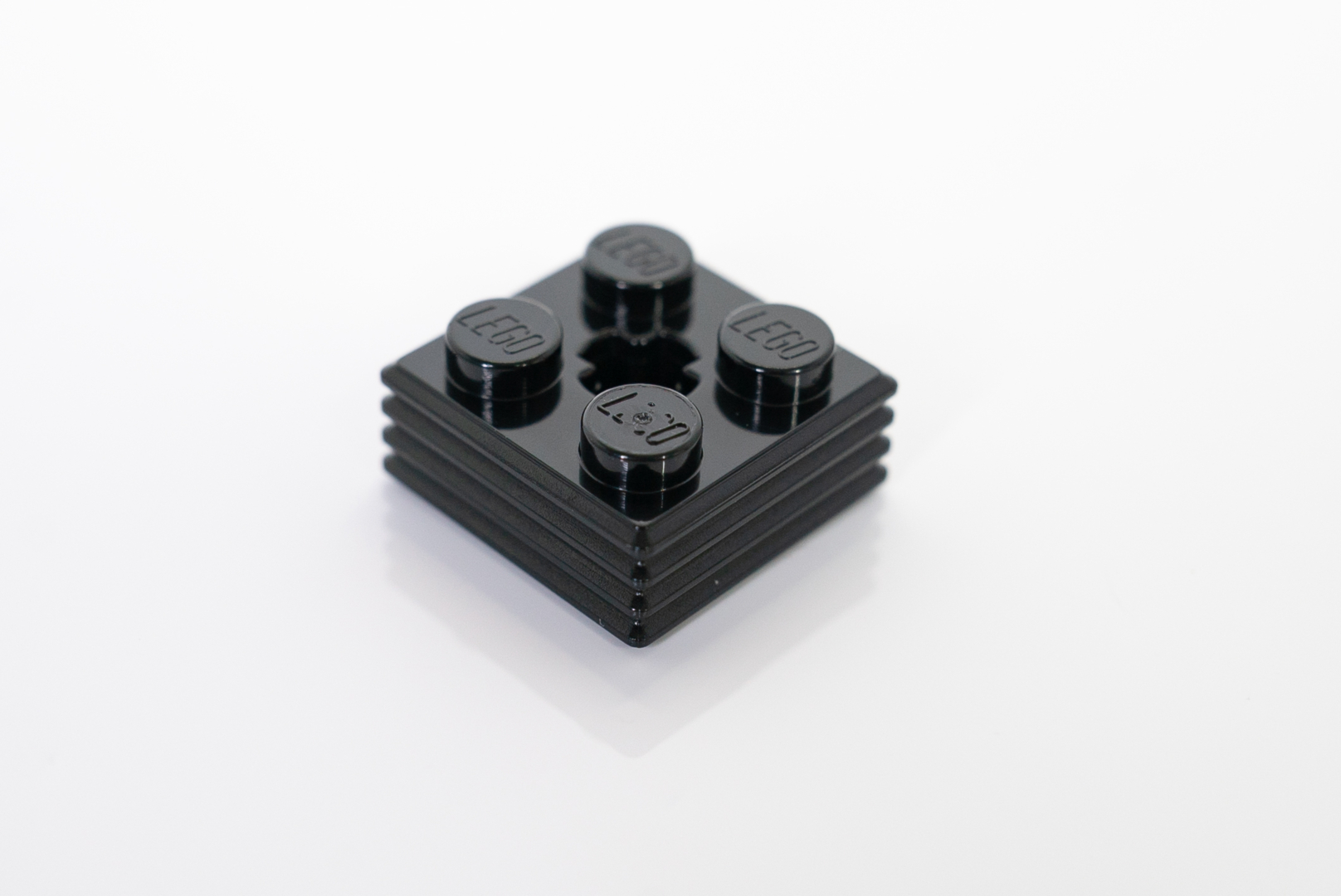 2×2の2プレートの高さを持つパーツ。周囲に横方向の溝が彫ってある