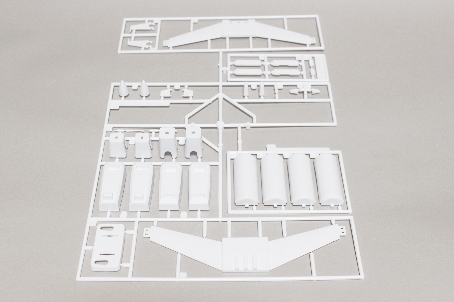 ランナーC、D、E。カラーはホワイトで、3枚が連結