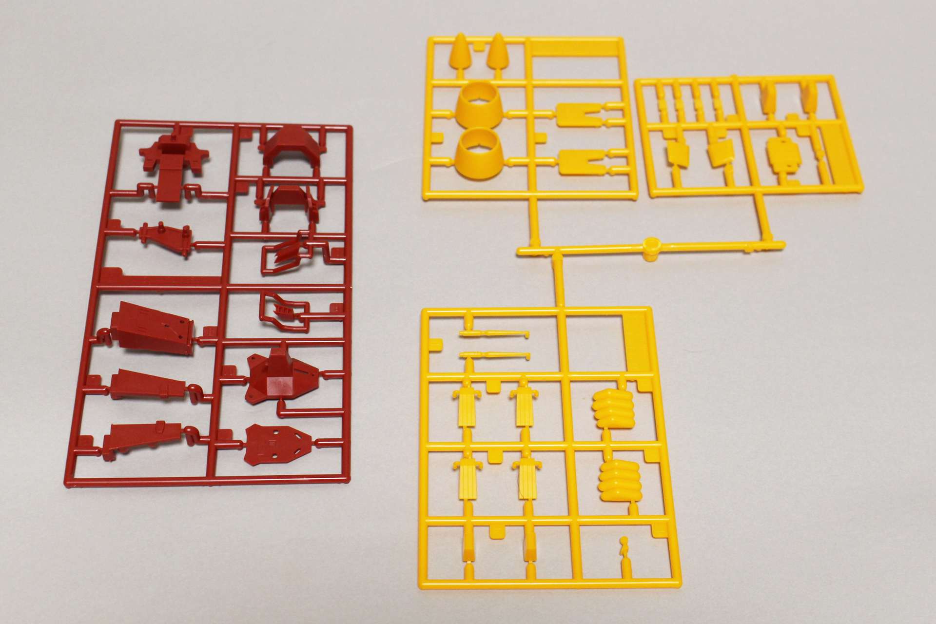 ランナーG、Q、R、S。カラーはレッドとオレンジイエロー