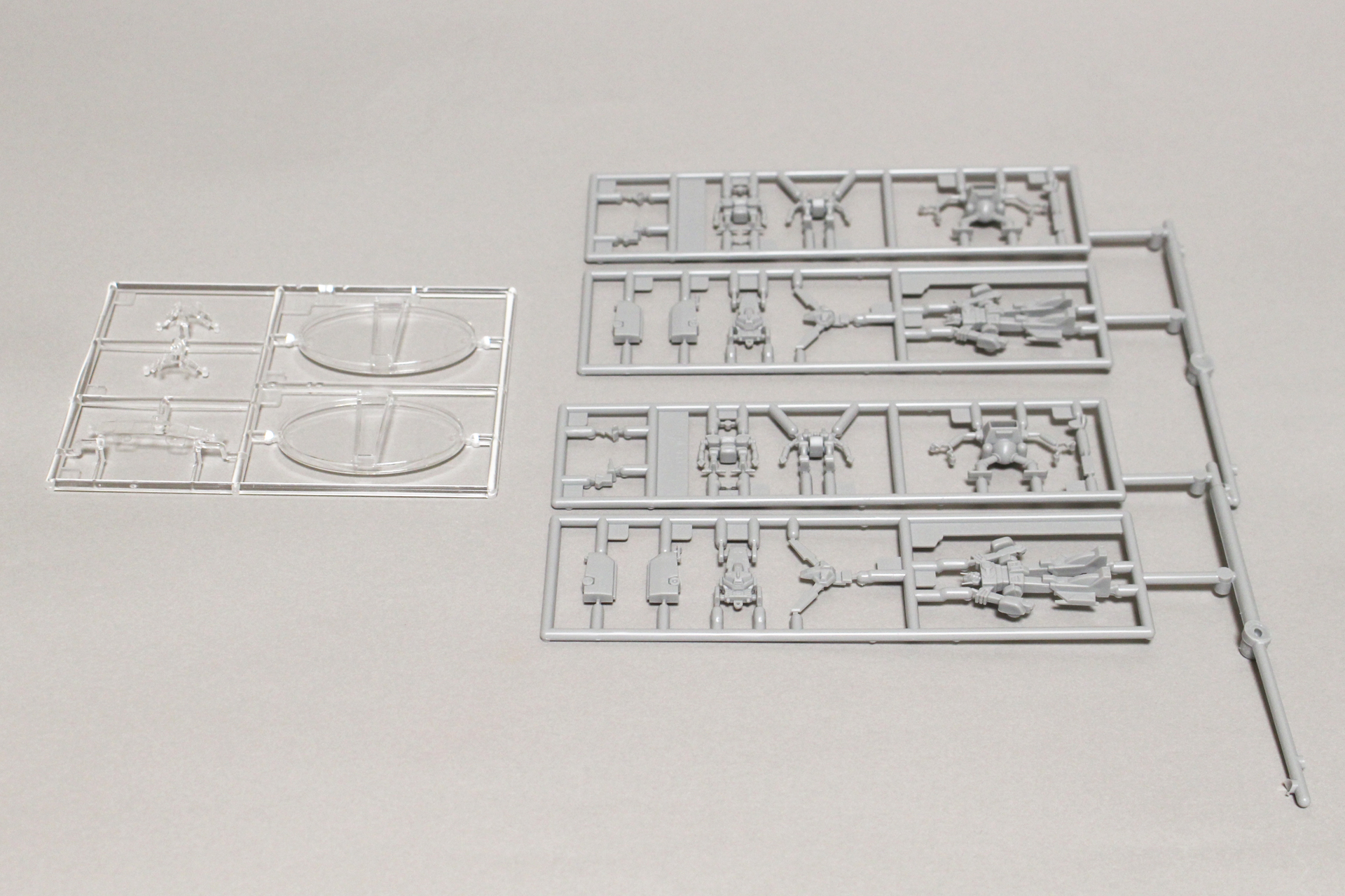 ランナーU、X×2。カラーはクリアーとライトグレー