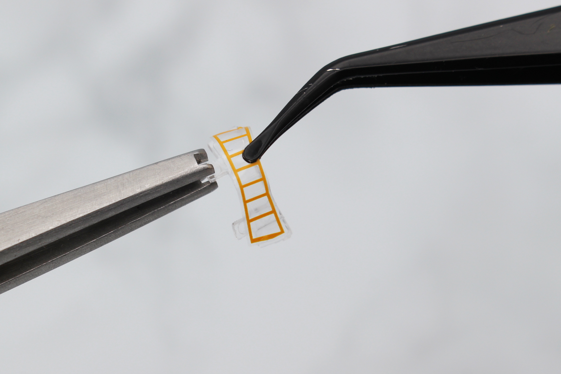 組み立ての関係上、最初にクリアパーツにデカールを貼る