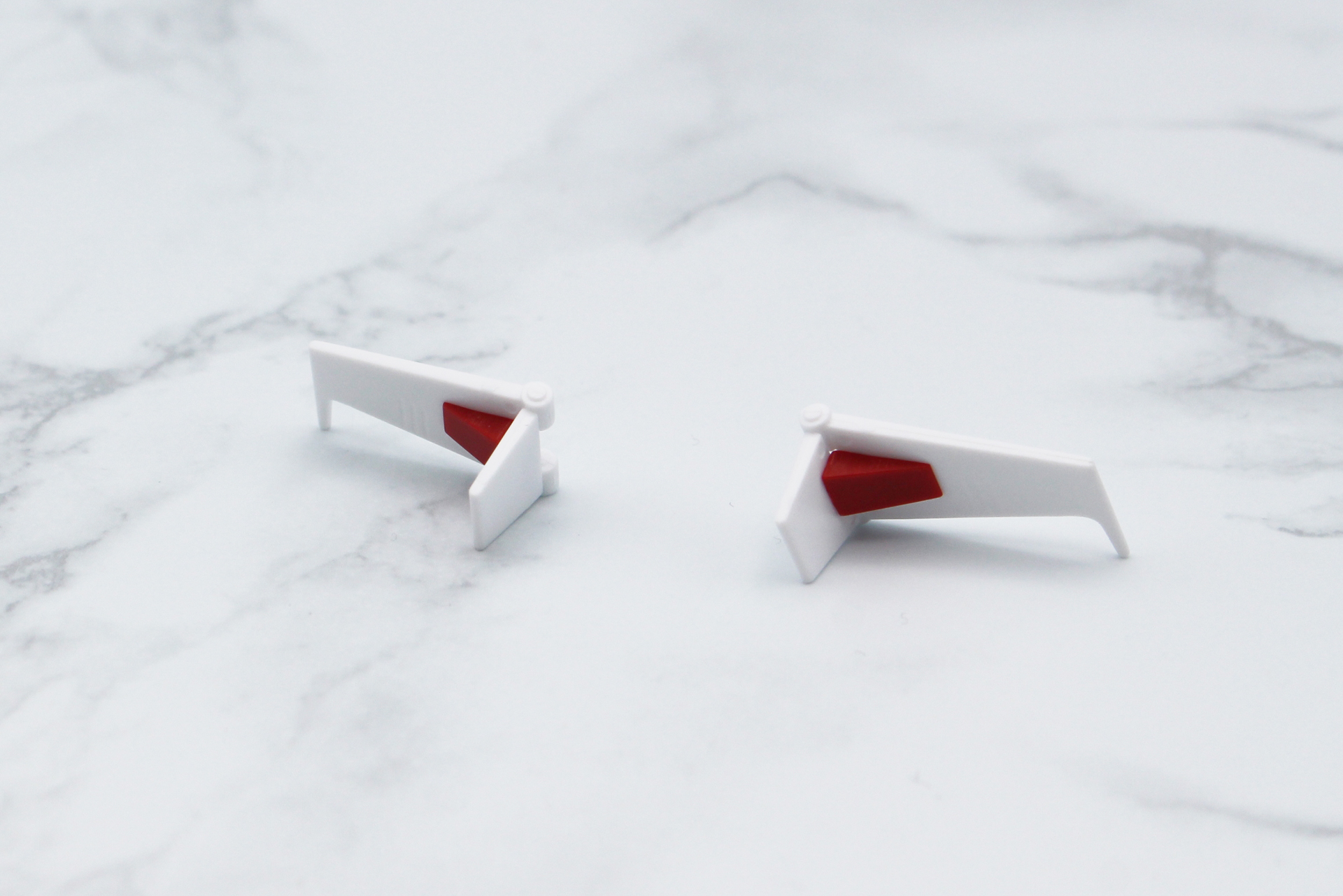 艦橋の左右にあるウイングを組み立て