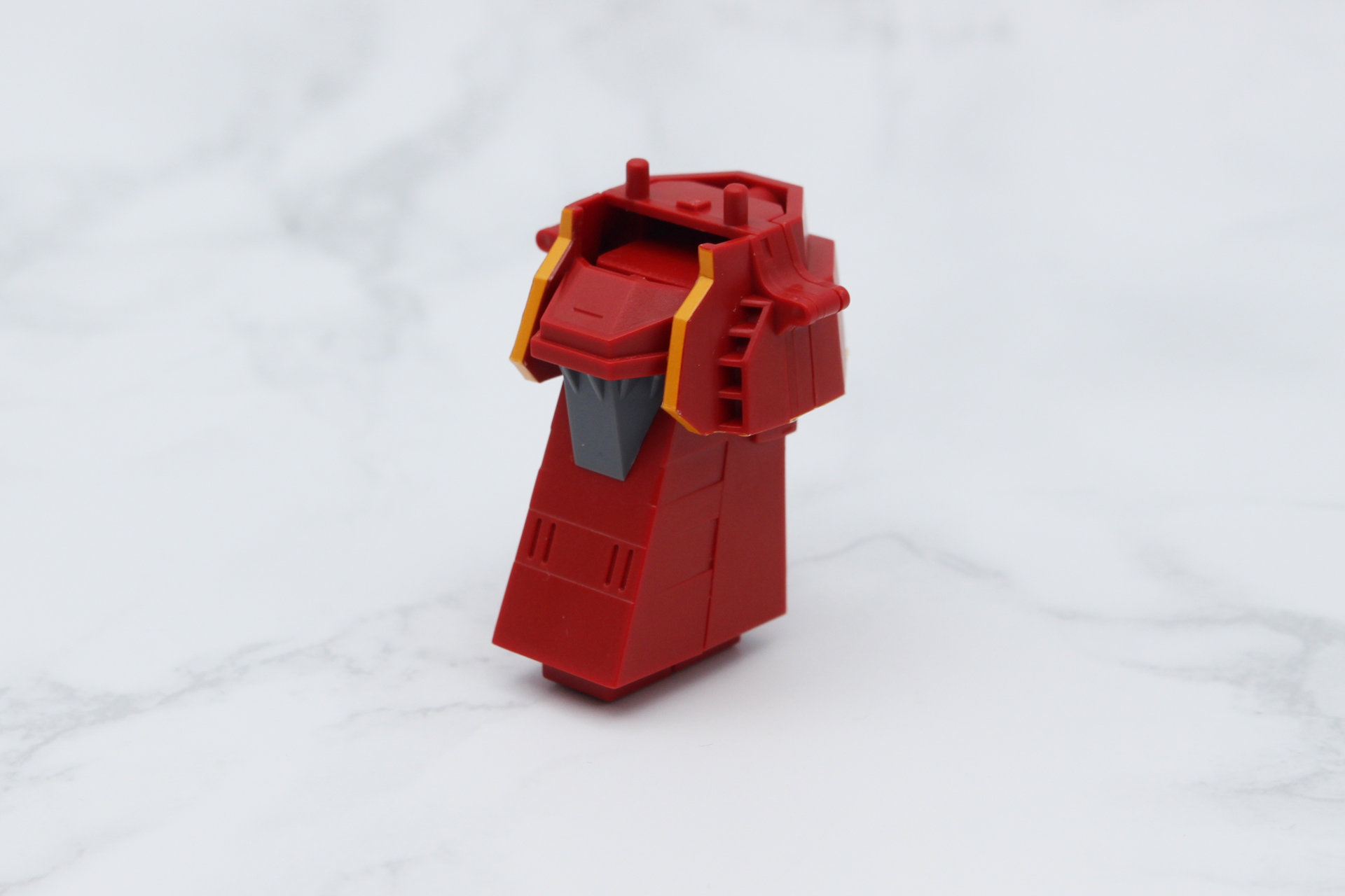 艦橋の左右と下側の色分けもデカールを貼っている