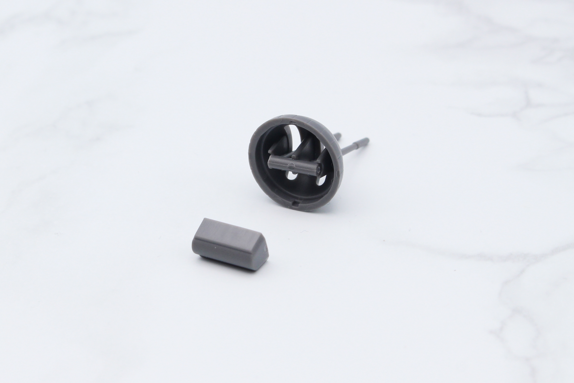 機関砲は4つ組み立てる。砲身を押さえるパーツを後ろからはめ込む