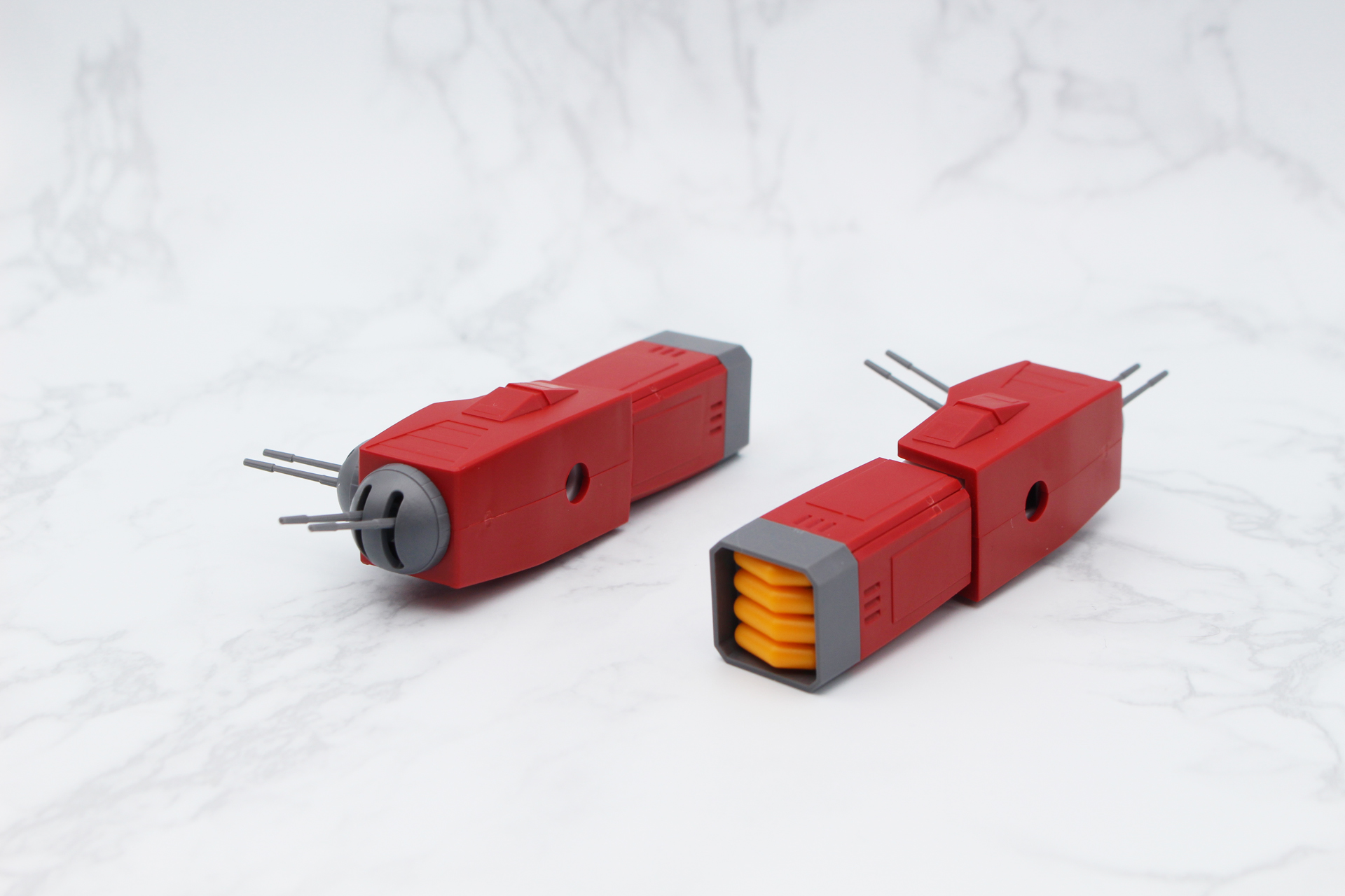 収納された拳と機関砲を取り付けて腕が完成