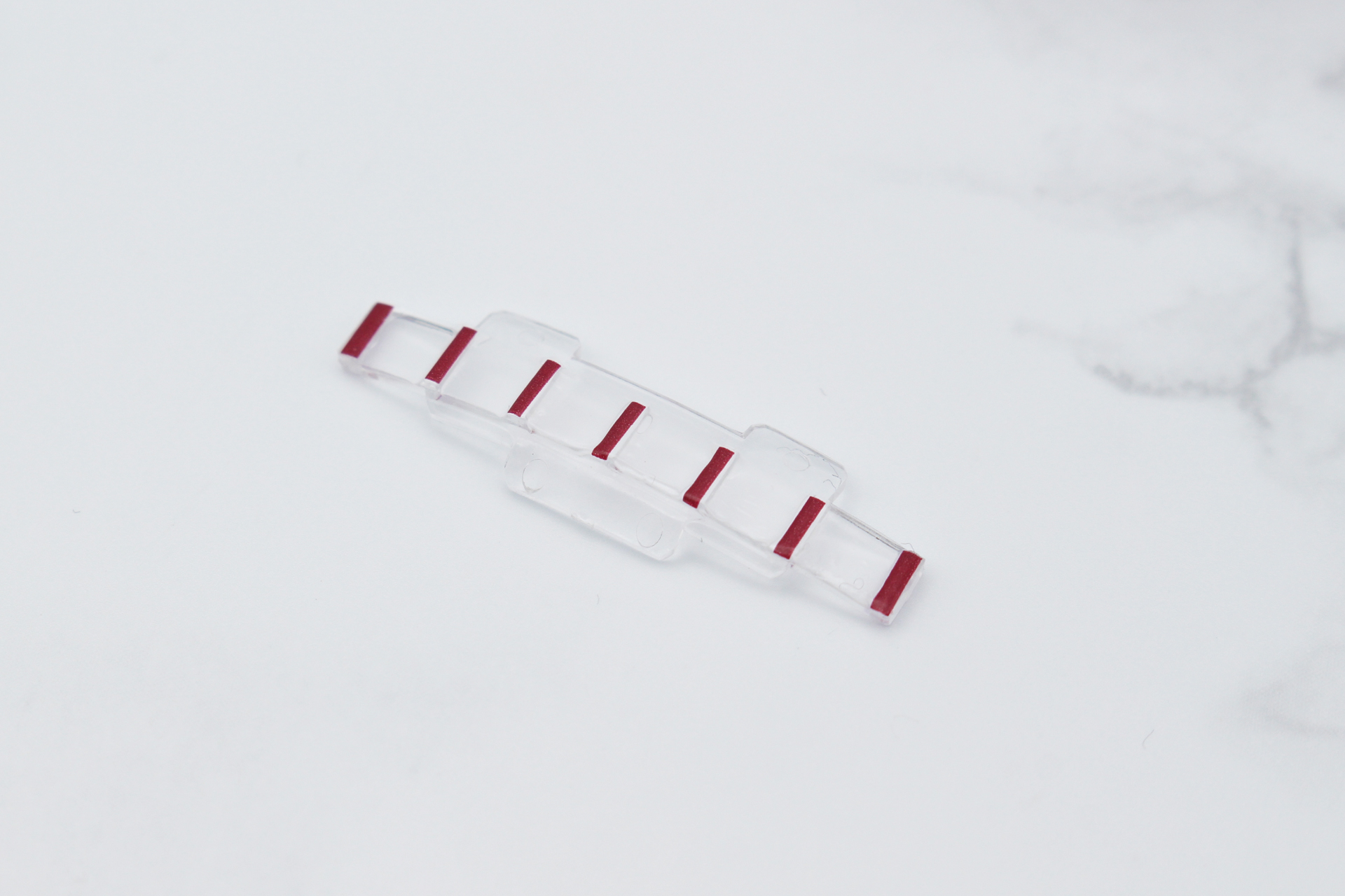 胴体はハッチから組み立て。窓にはデカールを張る