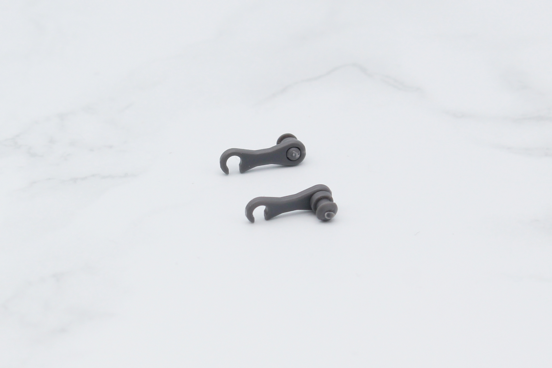 ハッチを接続するためのヒンジ。ジョイントは別パーツなので外れないように注意