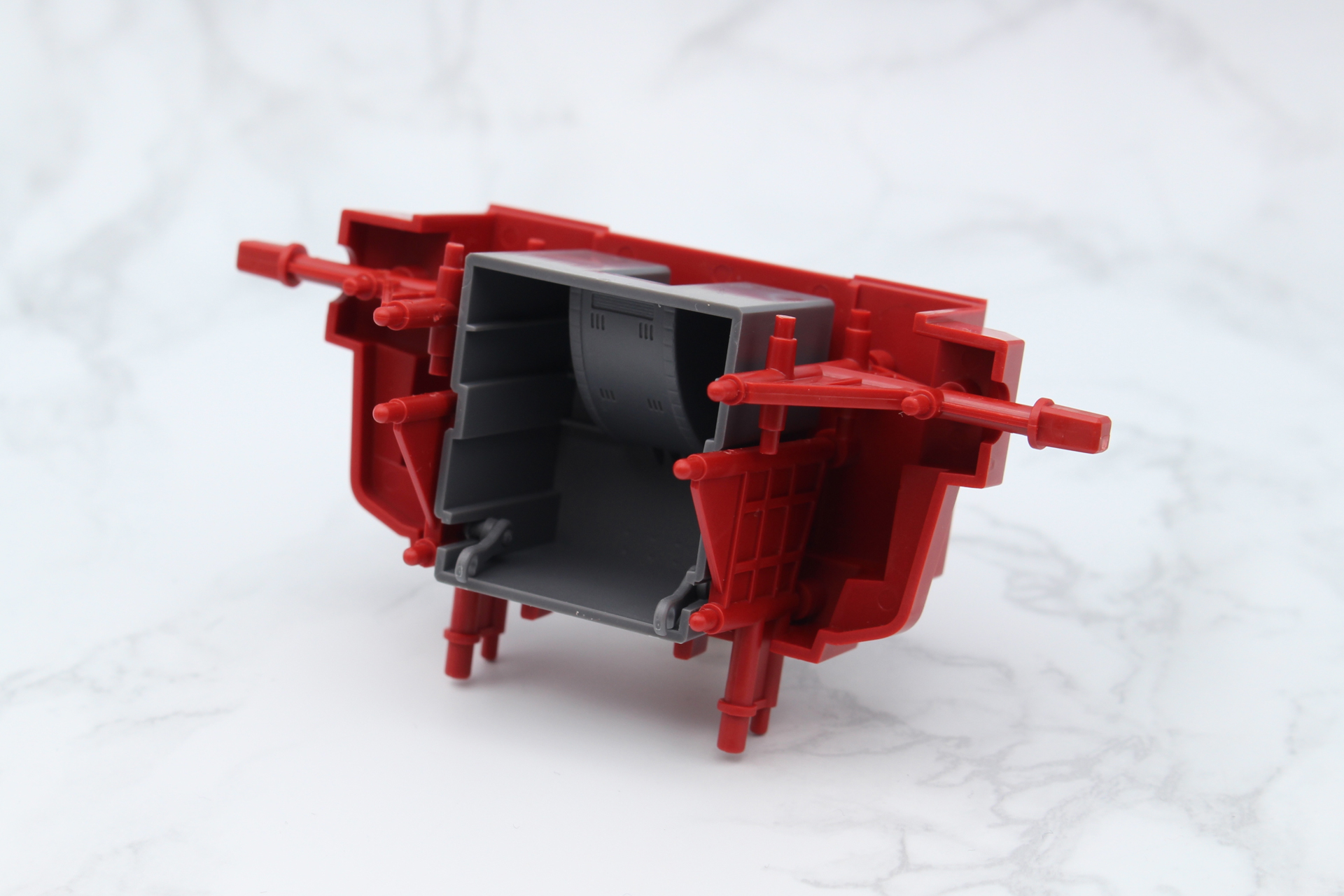 ヒンジと胴体前面を固定するジョイントを取り付ける