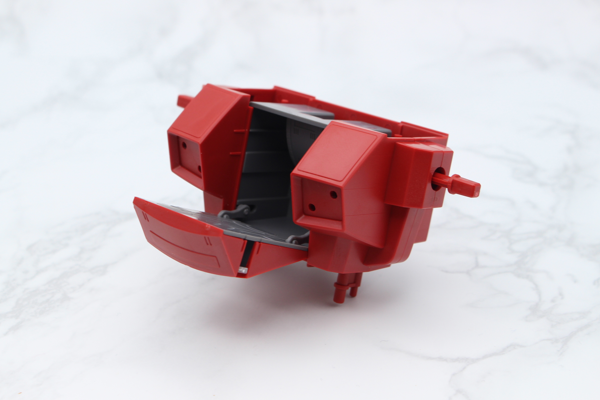 胴体前部で蓋をして、ハッチを取り付ける