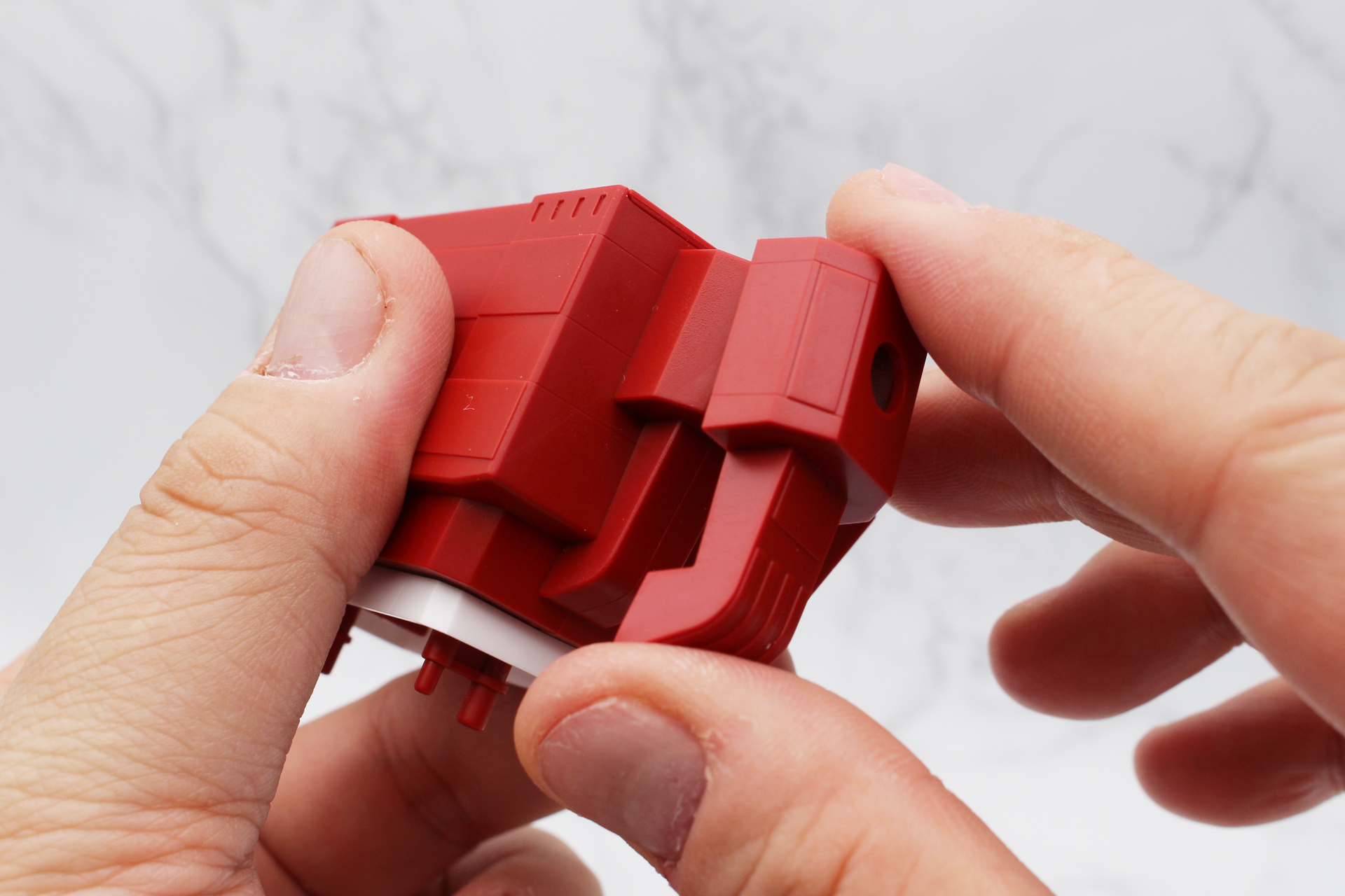 合わせ目を隠すように外装を被せる