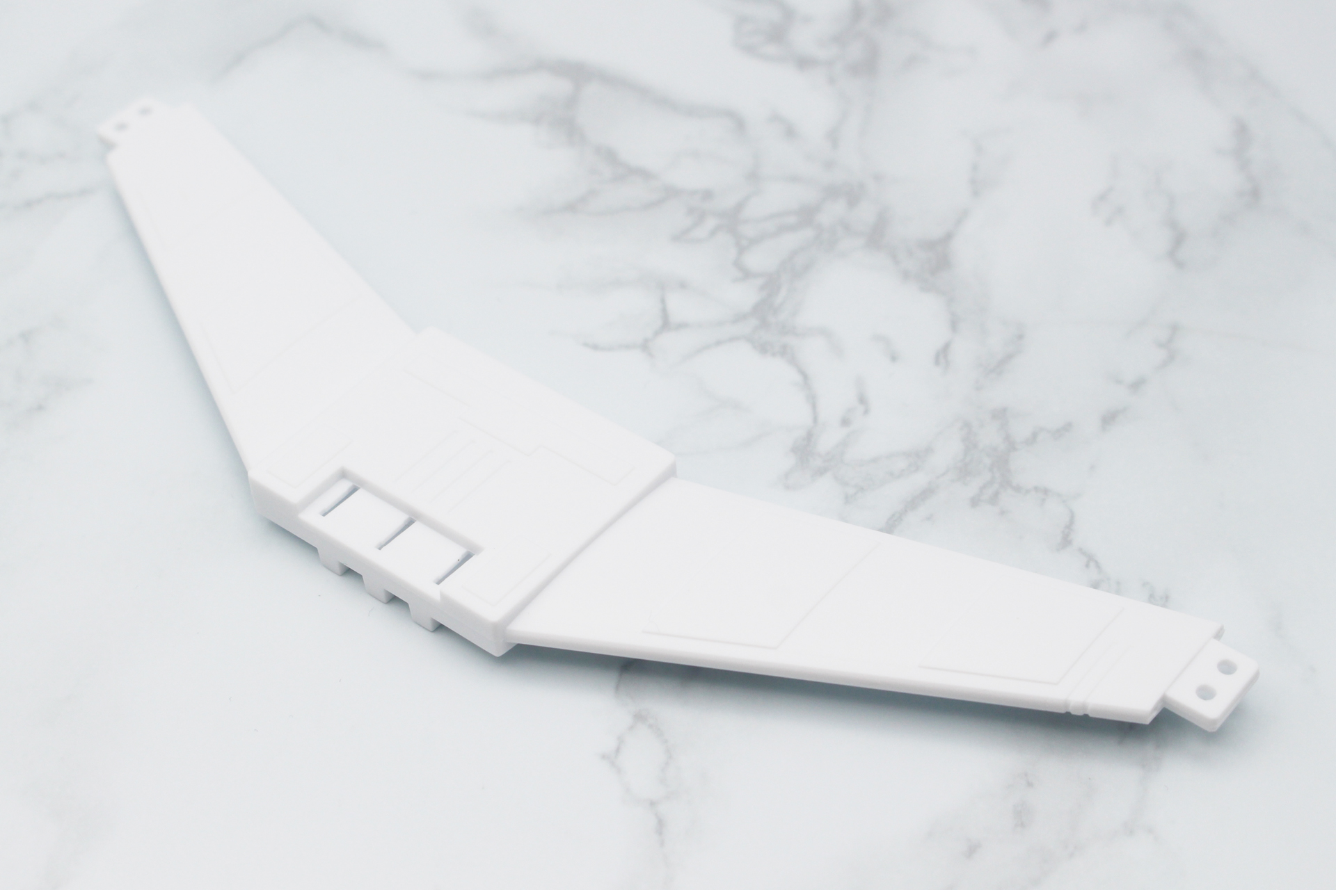 翼は2枚のパーツを合わせ、先端のパーツを取り付けて完成