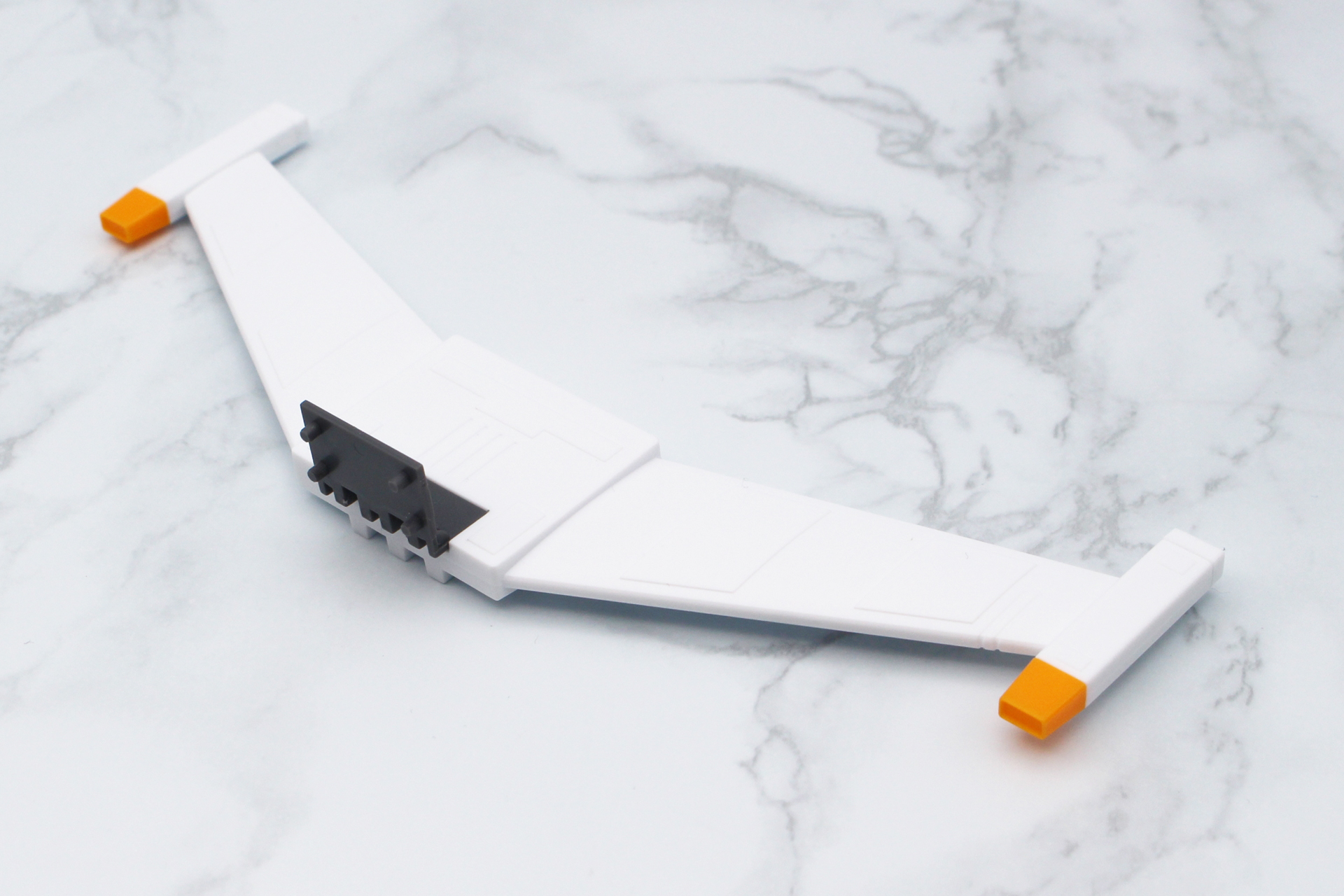 翼は2枚のパーツを合わせ、先端のパーツを取り付けて完成