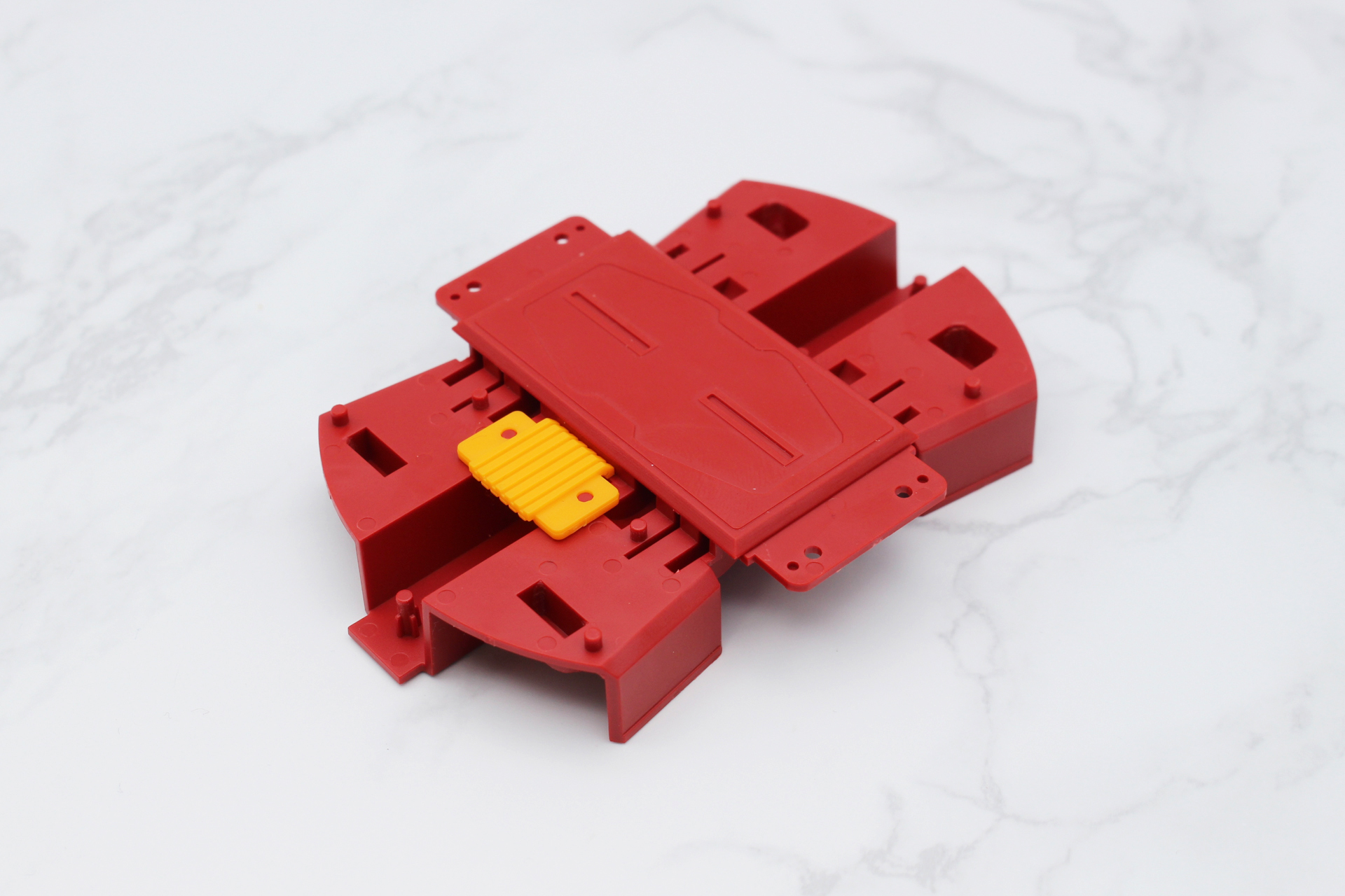 デッキの組み立て。色分けパーツを最初に取り付けてから組み立てていく