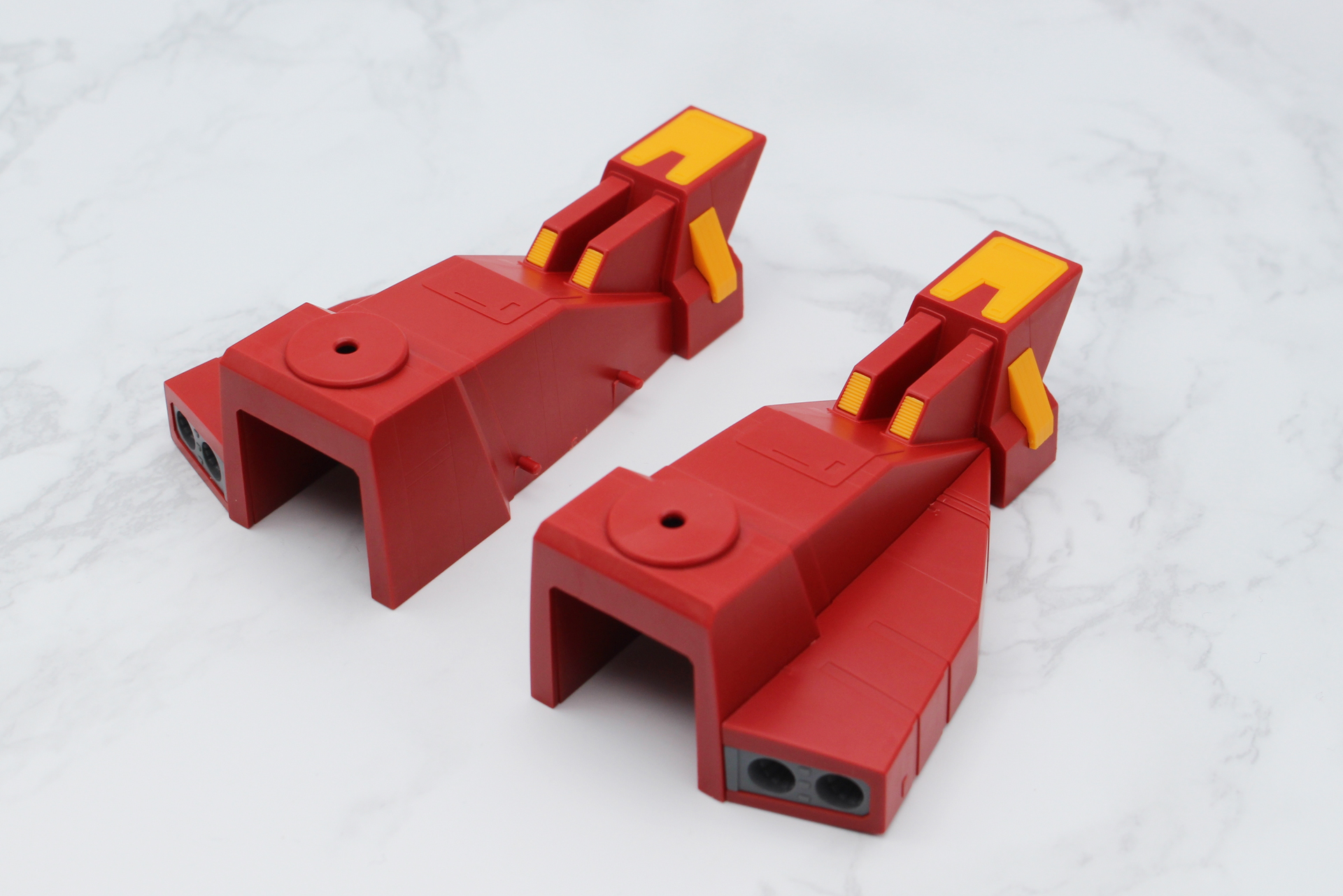 左右の装甲と色分けのパーツを取り付ける