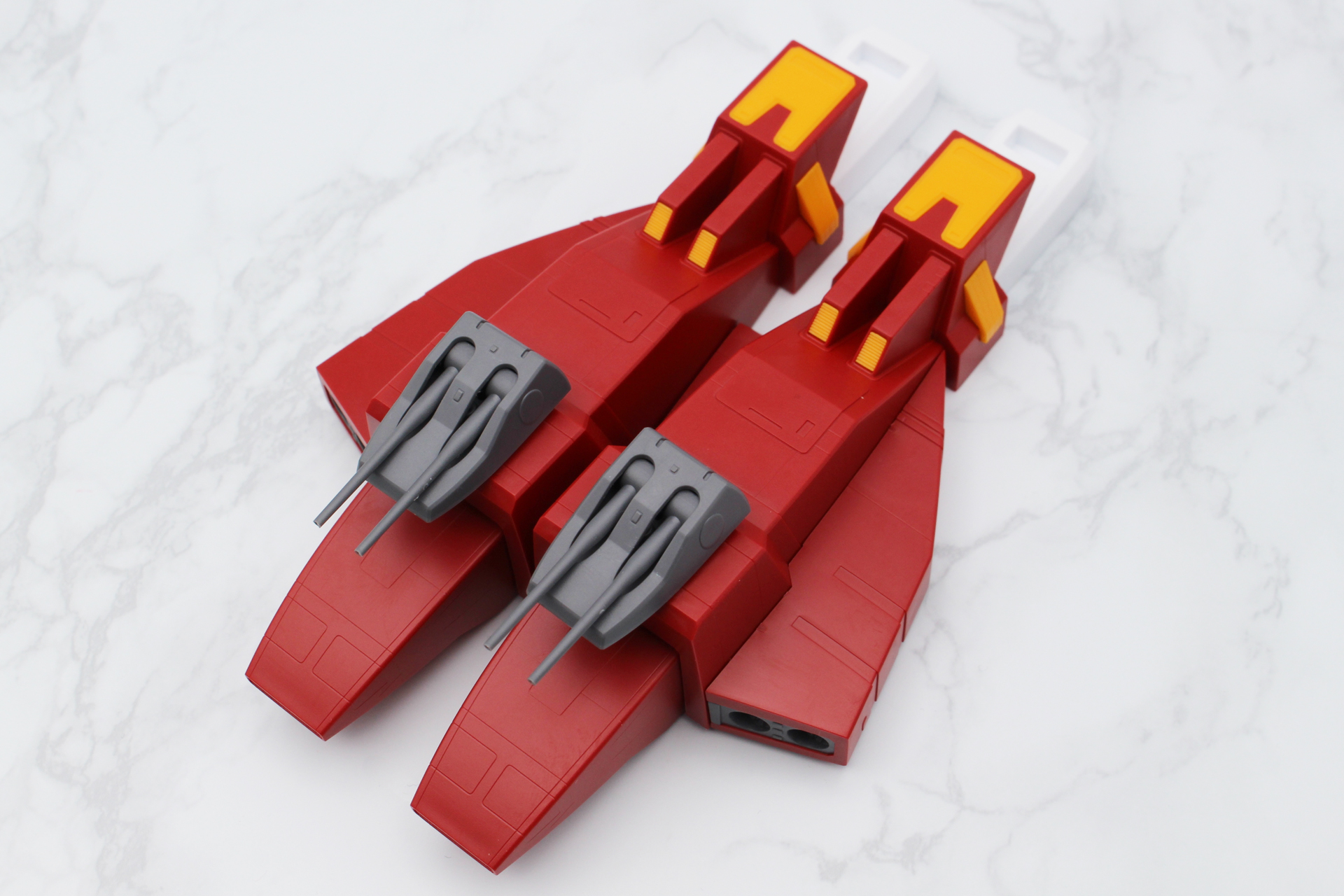 つま先と主砲を取り付け、ジョイントで左右を連結する