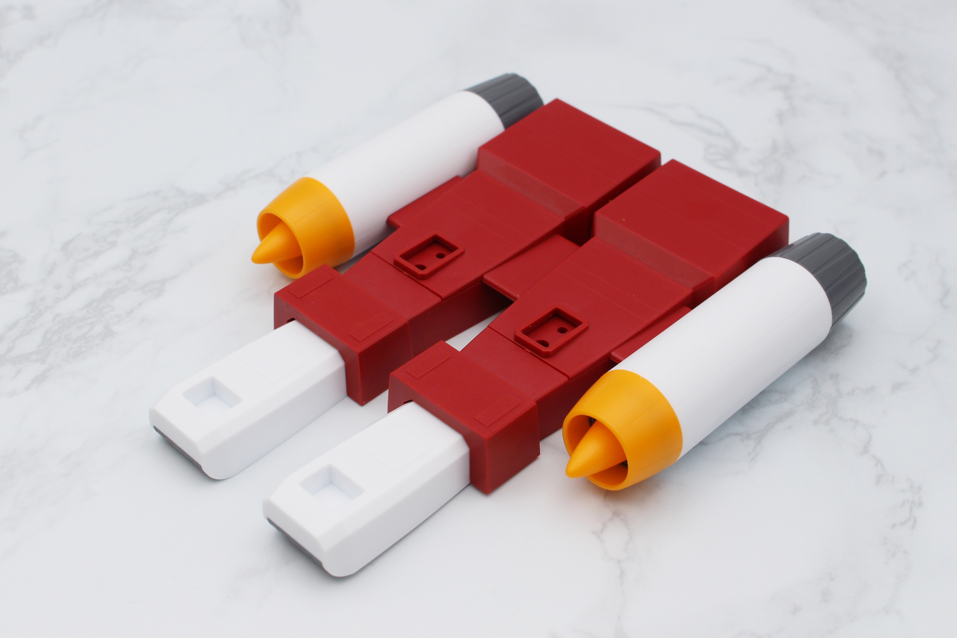 左右のエンジンを組み立てて、脚部パーツを取り付ける