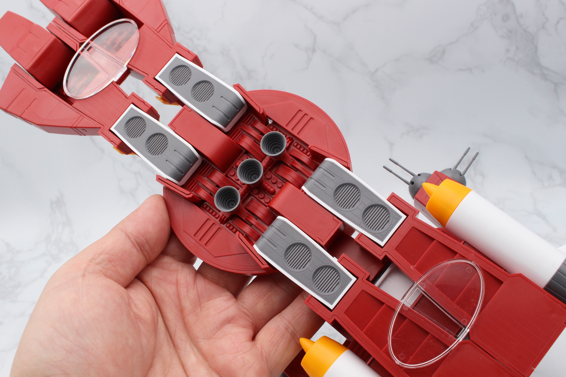 付属のスタンドを取り付ければ、機体をまっすぐに設置でき浮いた状態を再現できる